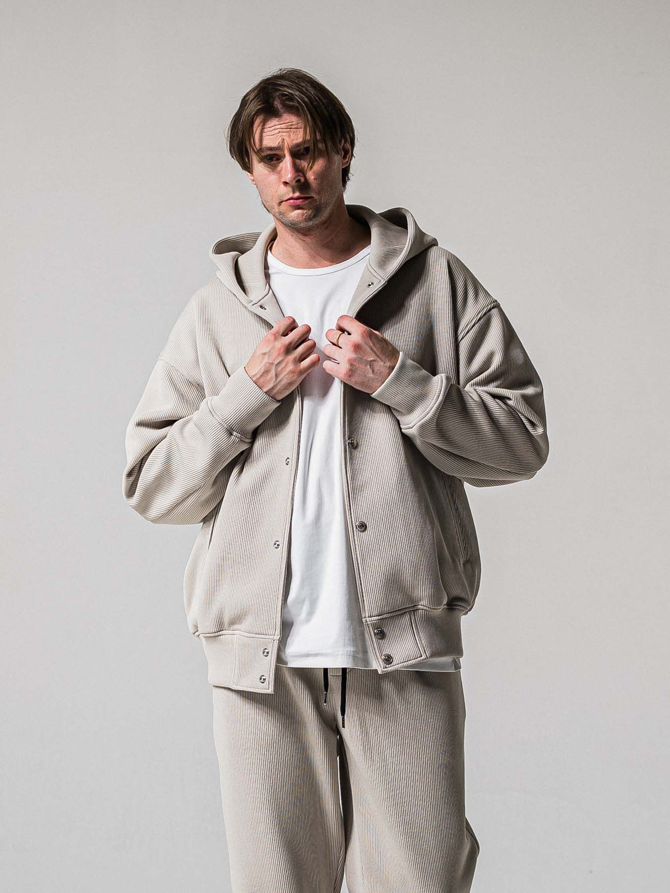 【予約品 11月16日(日) 締切】AZE VARSITY HOODIE / 畔編みニット フード付きスタジャン / グレージュ