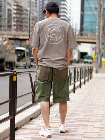 タックボタンプリントTシャツ / グレー