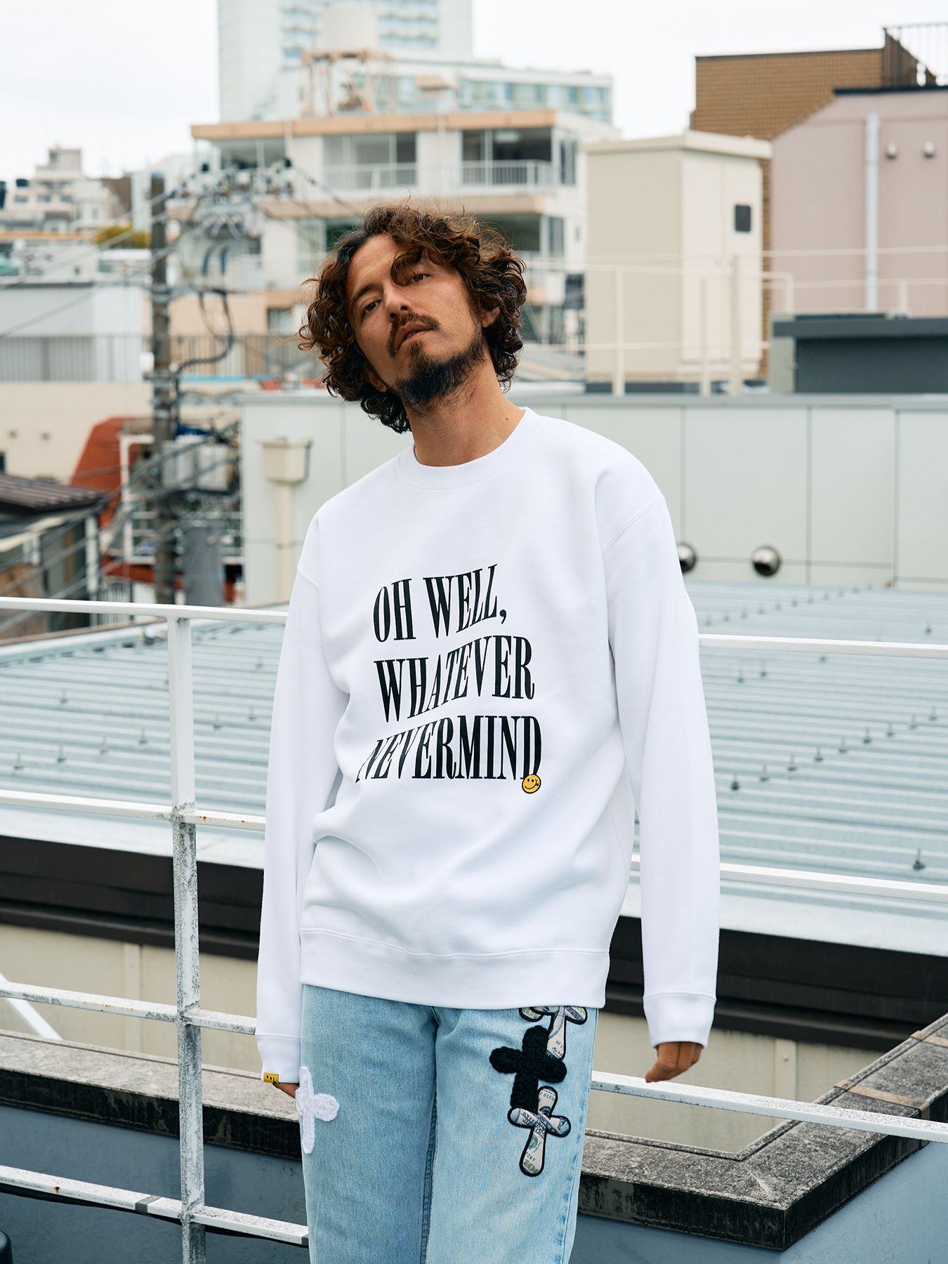 【予約品 5月8日(木) AM10時 締切】 TC裏毛起毛 リリックプリント&カートベアボアパッチワーク スウェットシャツ / ホワイト