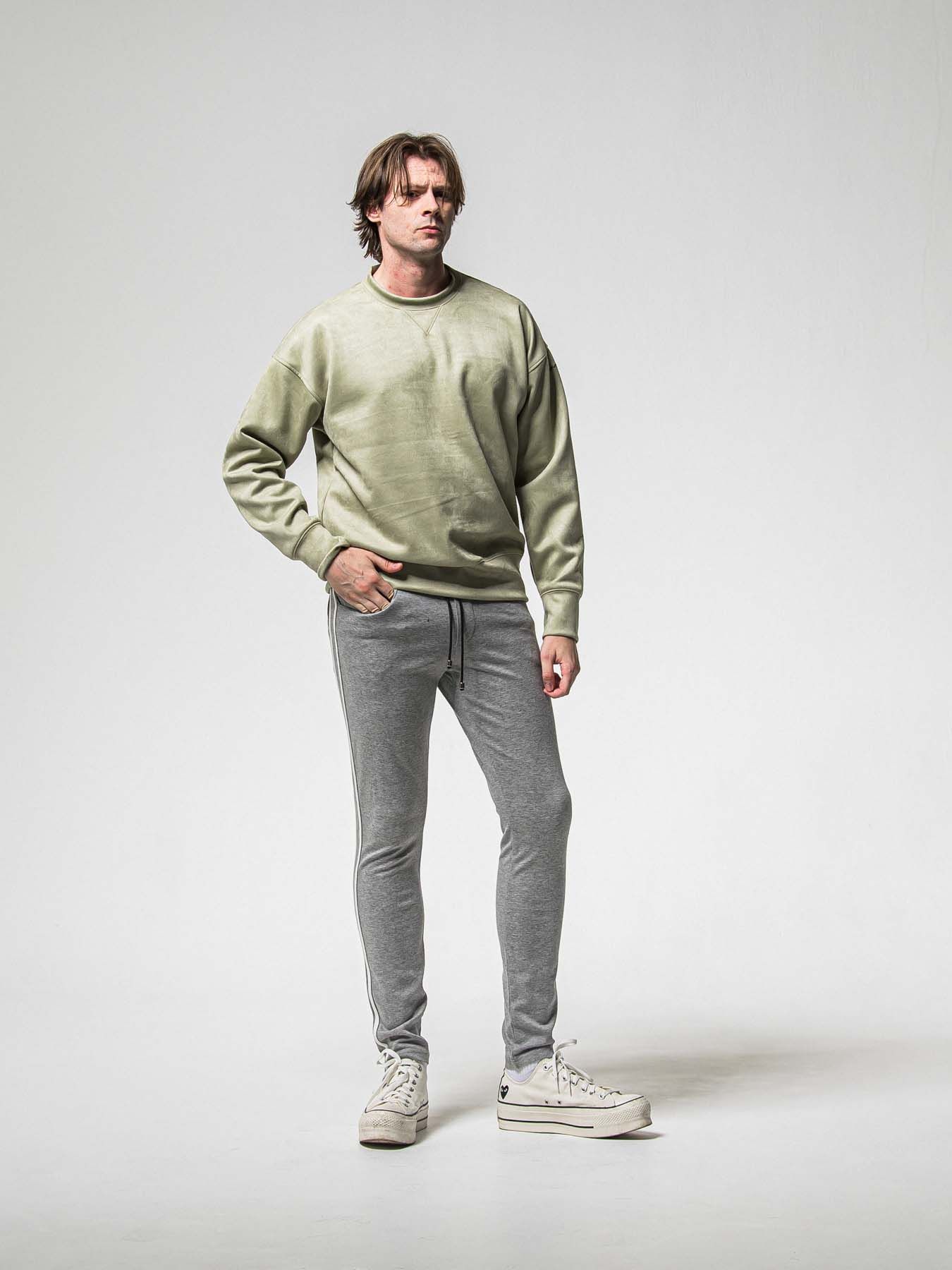 【予約品 8月31日(日) 締切】SUEDE DROP TRAINER / スウェード ドロップショルダートレーナー / カーキ