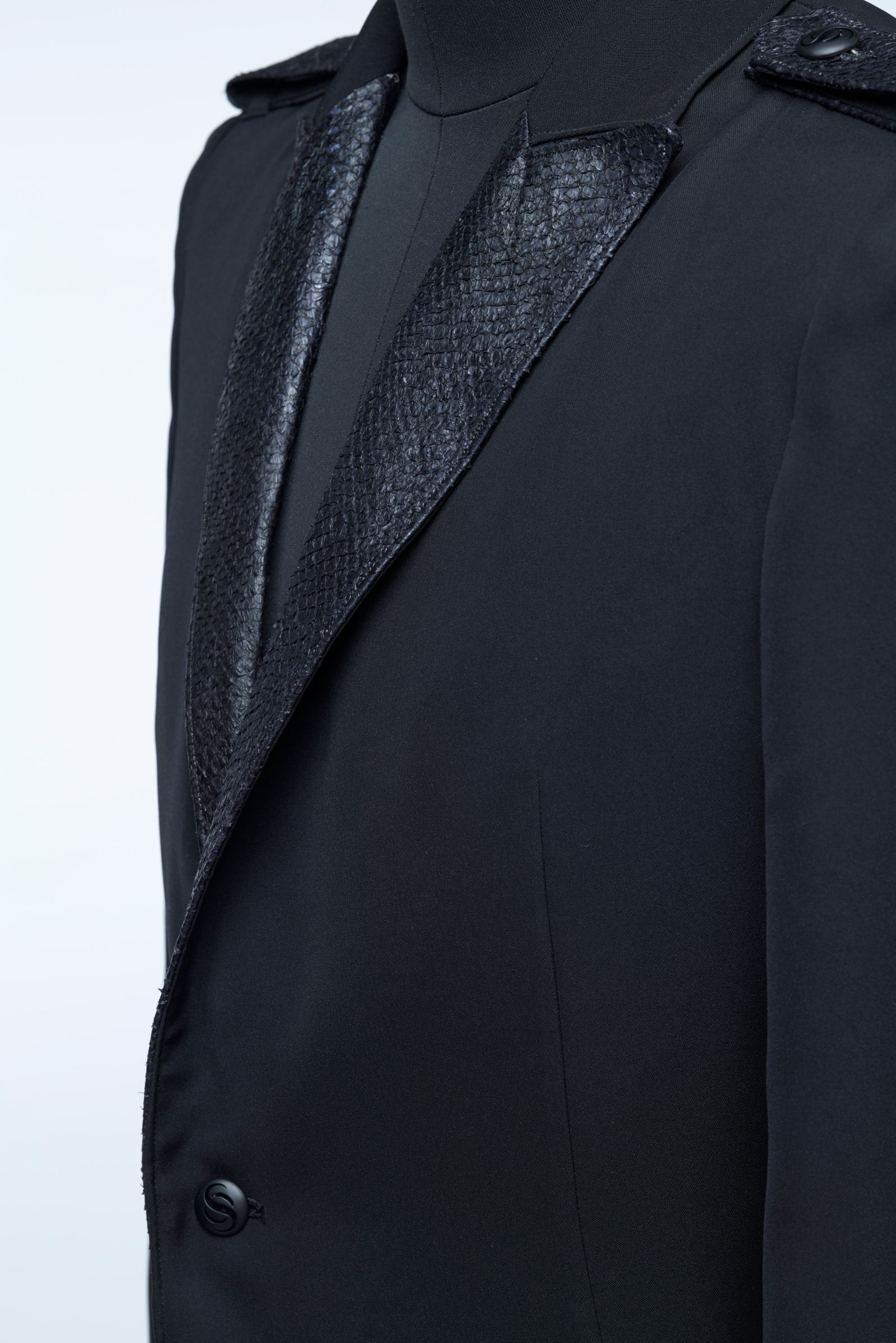 《予約品4月23日18時締め》 FishLeatherLapelJacket / ロングピークドジャケット  / ブラック 【THE ONENESS】 8月中入荷予定