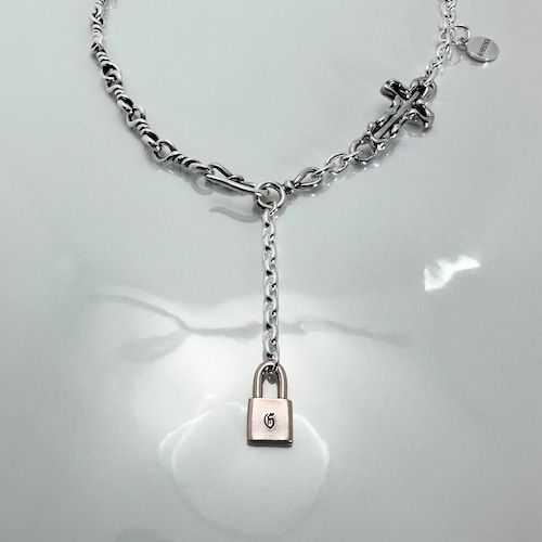 《受注生産》OPEN CROSS & TWIST CHAIN NECKLACE with PADLOCK pink silver / オープンクロス＆ツイストチェーンネックレス ウィズピンクシルバーパドロック 【GOD SIZE】 注文から3～5週間後