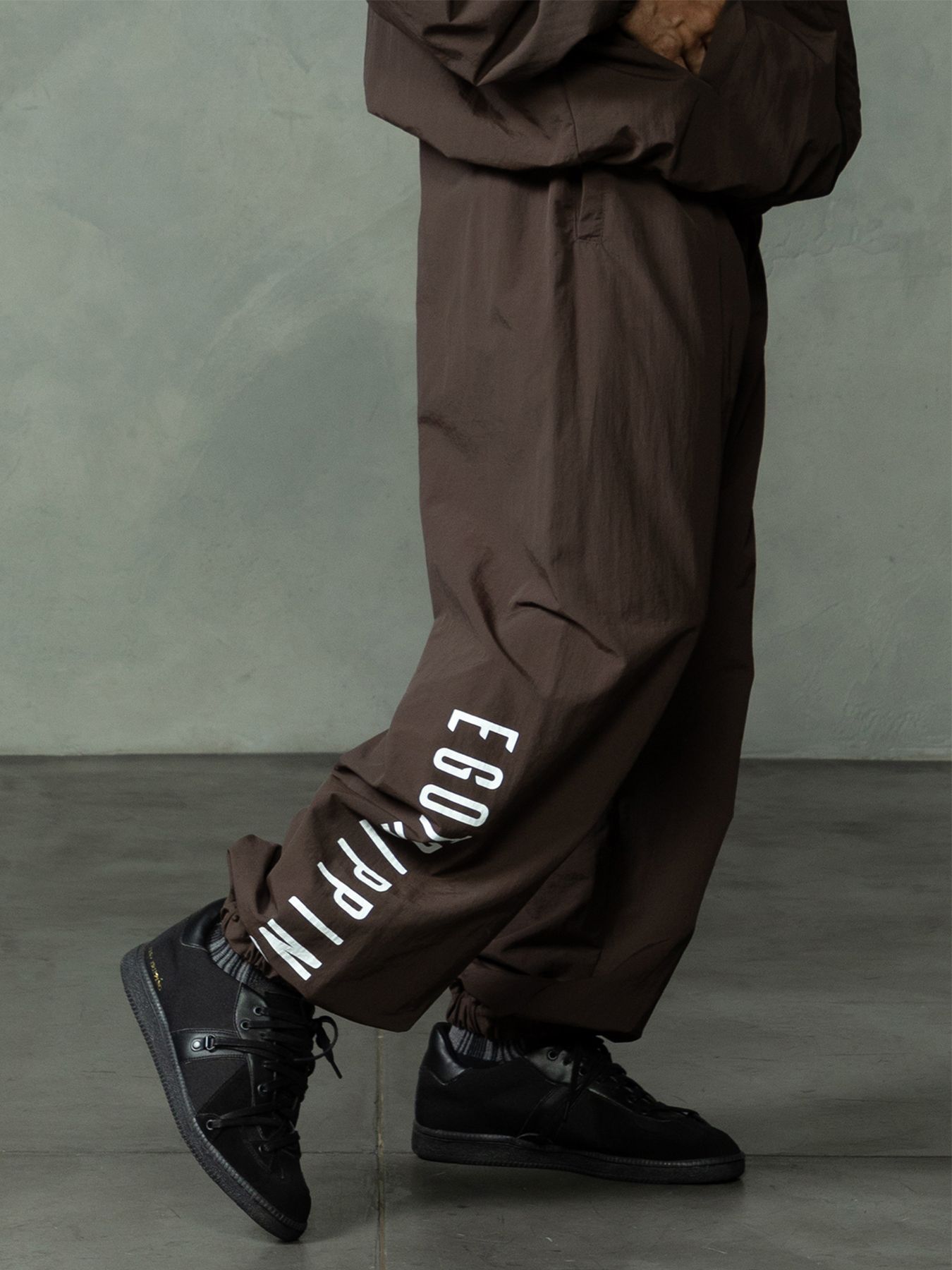 【予約品 7月5日(日) 締切】DAYGLYDE TRACKPANTS / ナイロンパンツ / ダークブラウン