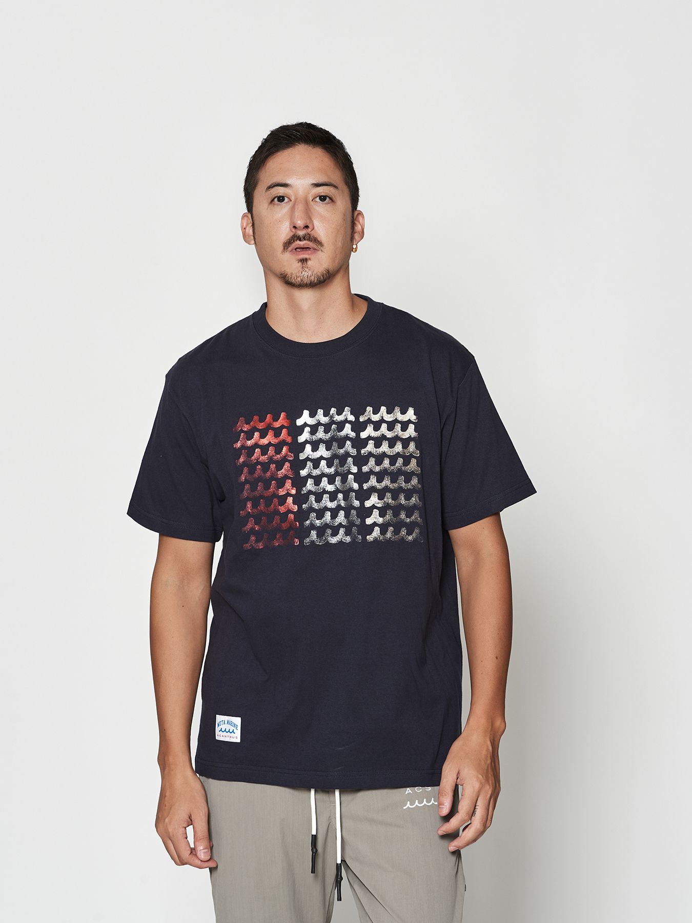【予約品 10月9日(木) 締切】muta Foil Print Wave Logo Tee / Tシャツ / ネイビー【Acanthus × muta MARINE】