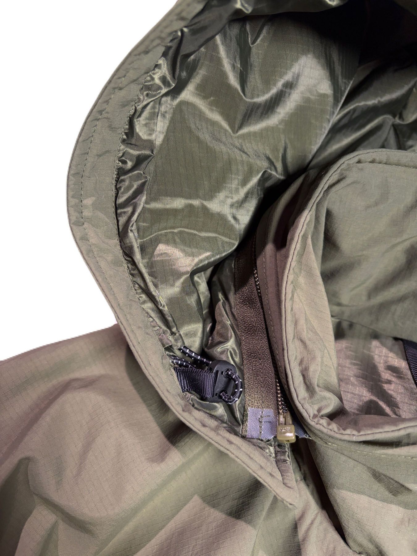 【予約品 3月9日(月) 18:00 締切】WILD THINGS コラボ - ×WILD THINGS EMB / ショートモンスターパーカー / 背中刺繍あり / カーキ