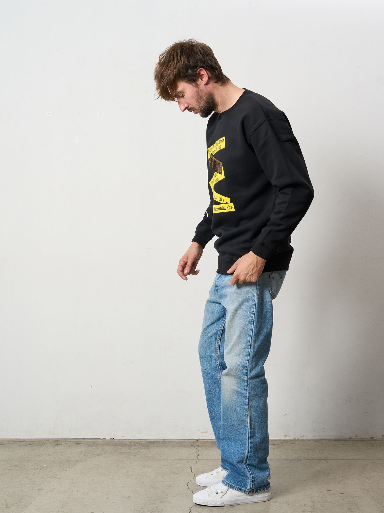 【予約品 5月8日(木) AM10時 締切】 TC裏毛起毛 リリック リボン シークインMUSICプリント スウェットシャツ / ブラック
