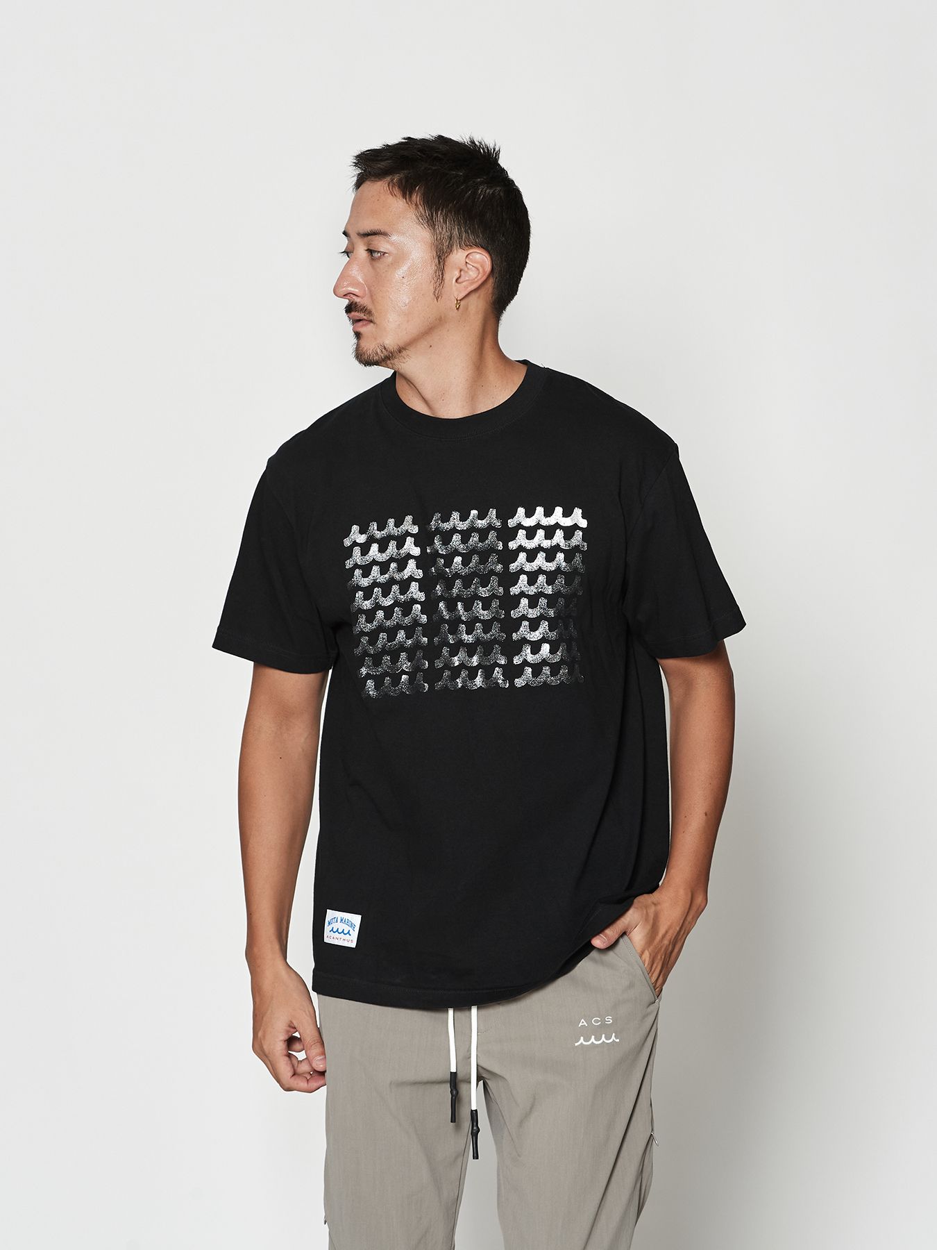 【予約品 10月9日(木) 締切】muta Foil Print Wave Logo Tee / Tシャツ / ブラック【Acanthus × muta MARINE】