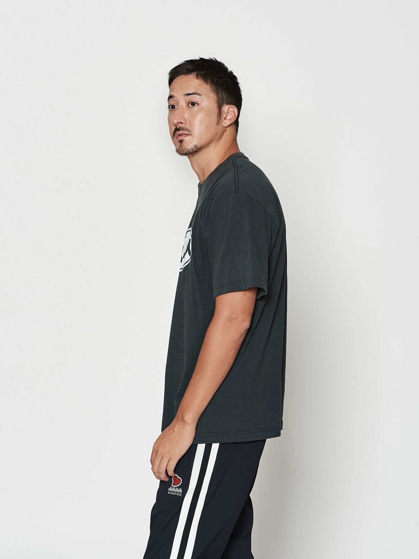 【予約品 10月9日(木) 締切】muta Aging Circle Logo Tee / Tシャツ / ブラック【Acanthus × muta MARINE】