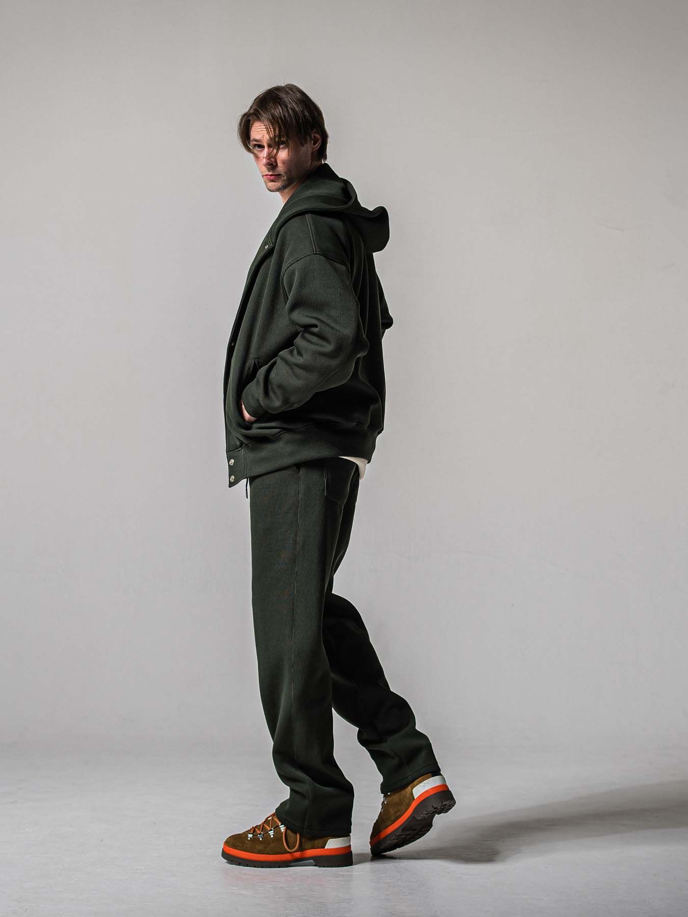 【予約品 11月16日(日) 締切】AZE  WIDE TUCK PANTS / 畔編みニット セミワイドシルエット ワンタック イージーパンツ / カーキ