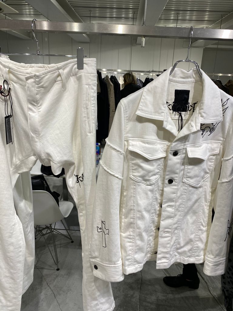 展示会画像ご参照ください。パンツ別売り