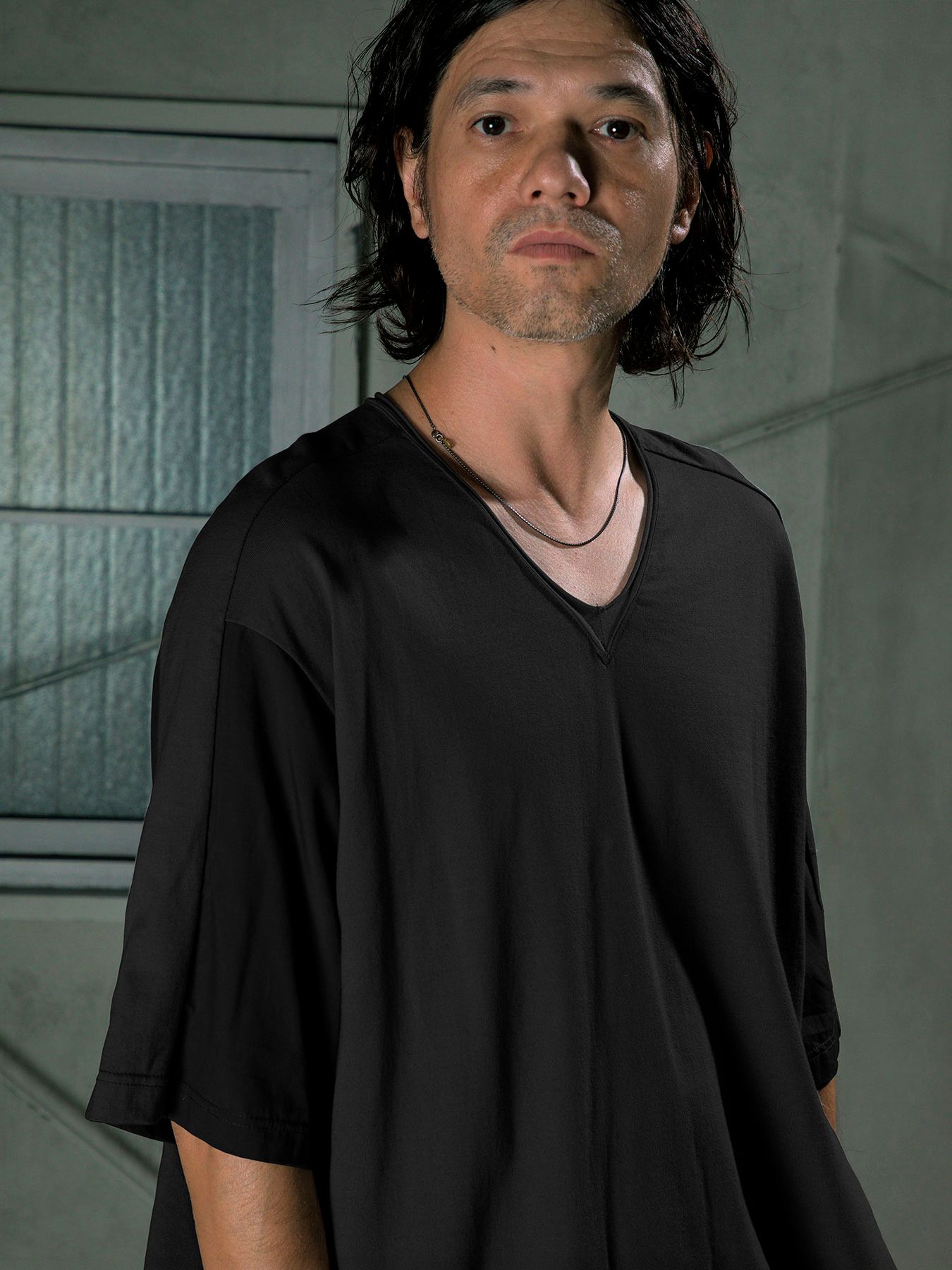 【予約品 11月9日(月) 締切】DUALTEXTEE / 切り替え VネックTシャツ / ブラック