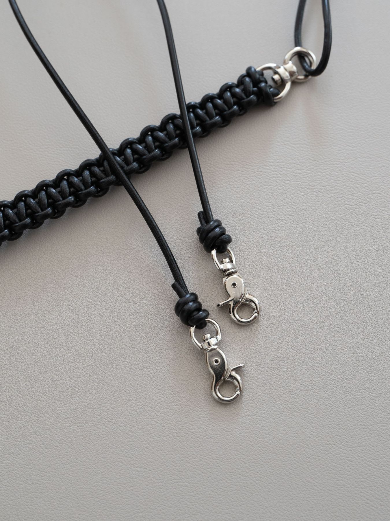 《予約品》 LEATHER BRAID MULTI STRAP / ネックストラップ / ブラック 【Iroquois.SENTI】