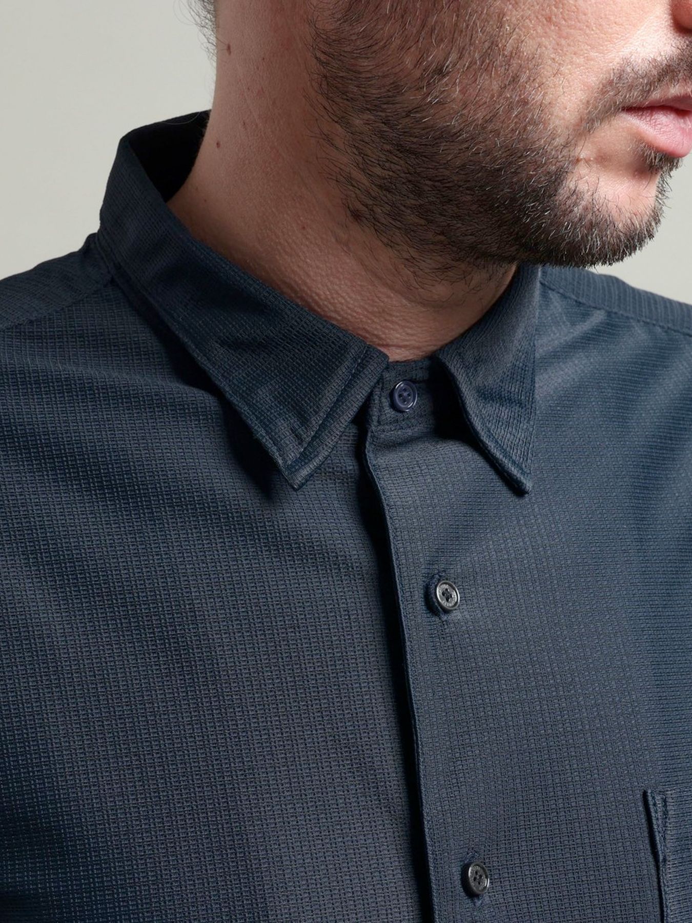 シアーマイクロチェックレギュラーカラーシャツ / ホワイト 【HIDEAWAYS BLACK】