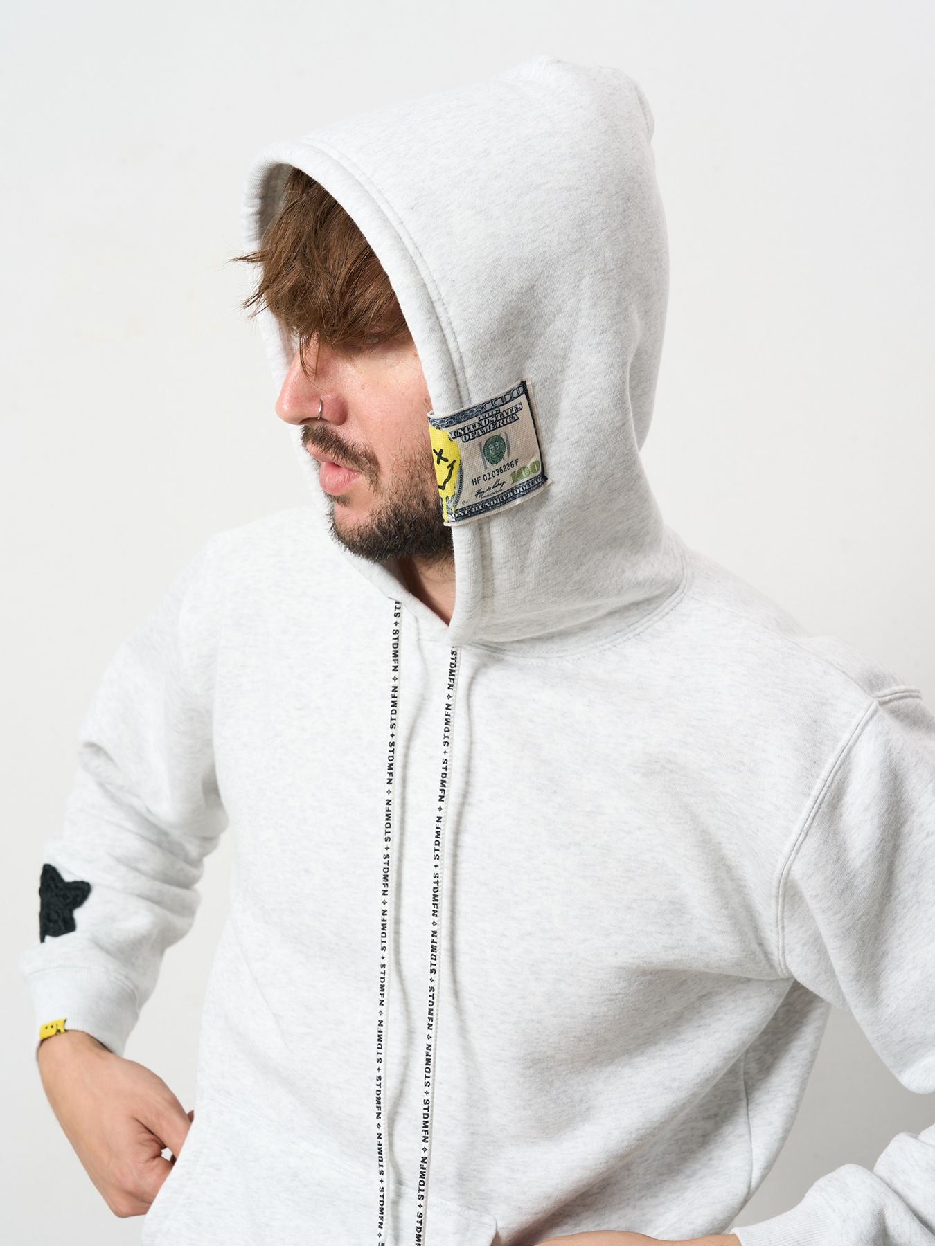【予約品 5月8日(木) AM10時 締切】 TC裏毛起毛 ラベル&スマイル発泡プリントマルチパッチワーク プルパーカー / アッシュ