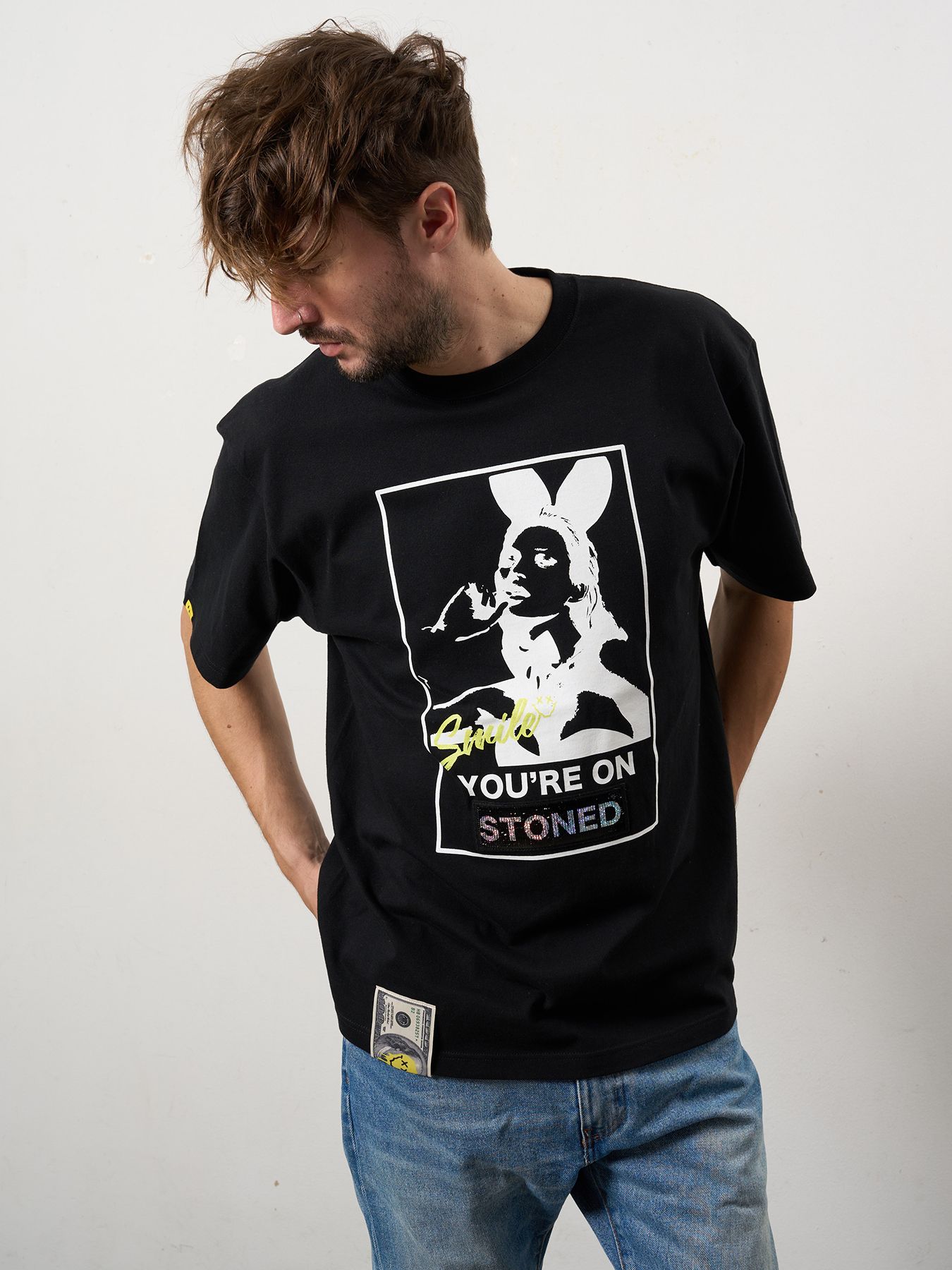 【予約品 10月16日(木) 締切】5.6ozコットン天竺 YOU'RE ON STONEDシークイン SSシャツ / ブラック