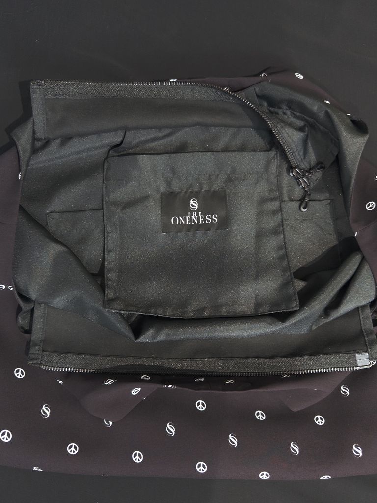 内側にポケット×1、重なる形で大きなポケットもあり