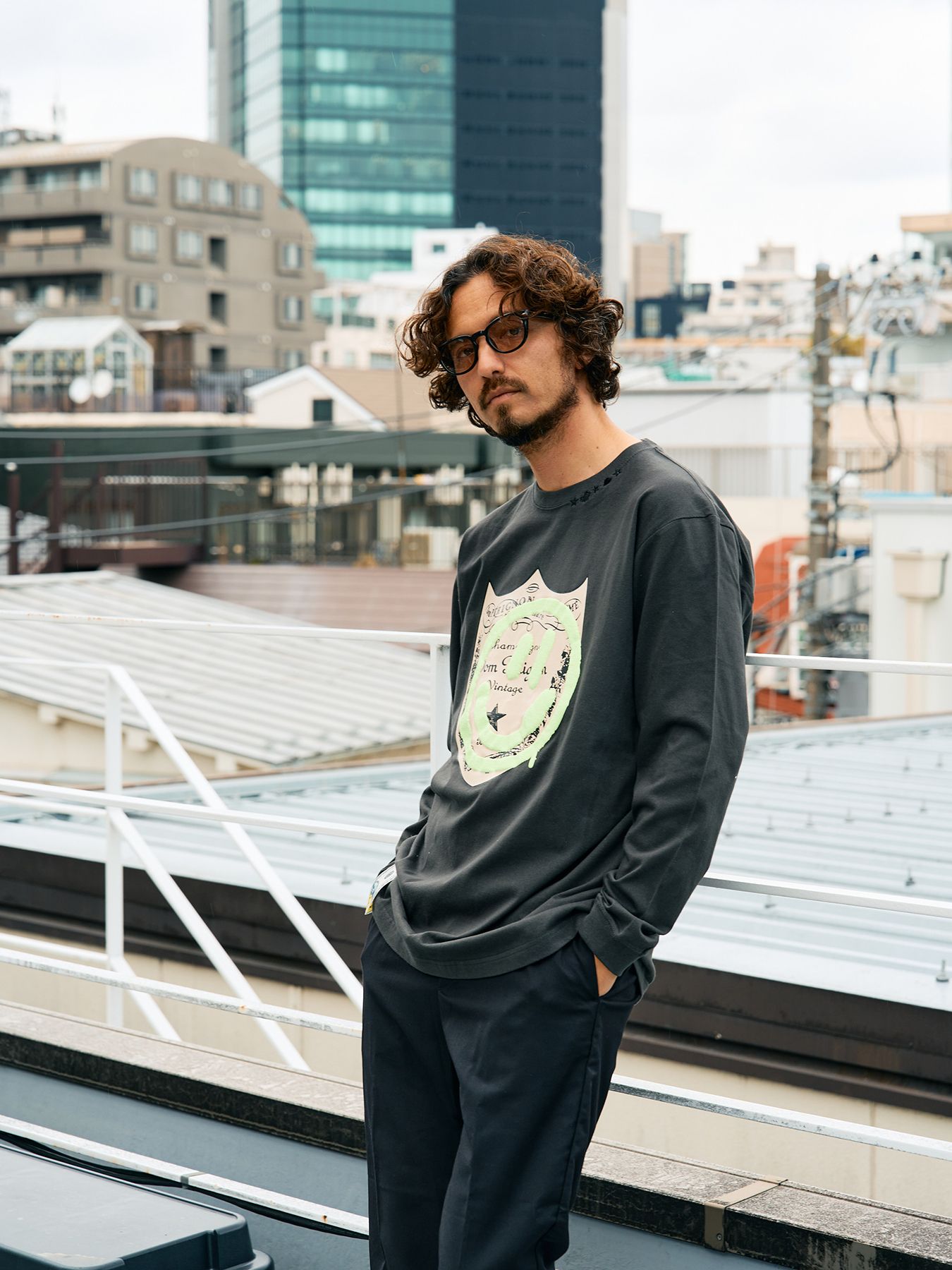 【予約品 5月8日(木) AM10時 締切】 5.6ozコットン天竺 ラベルスマイル発泡プリントLS Tシャツ / ダークグレー