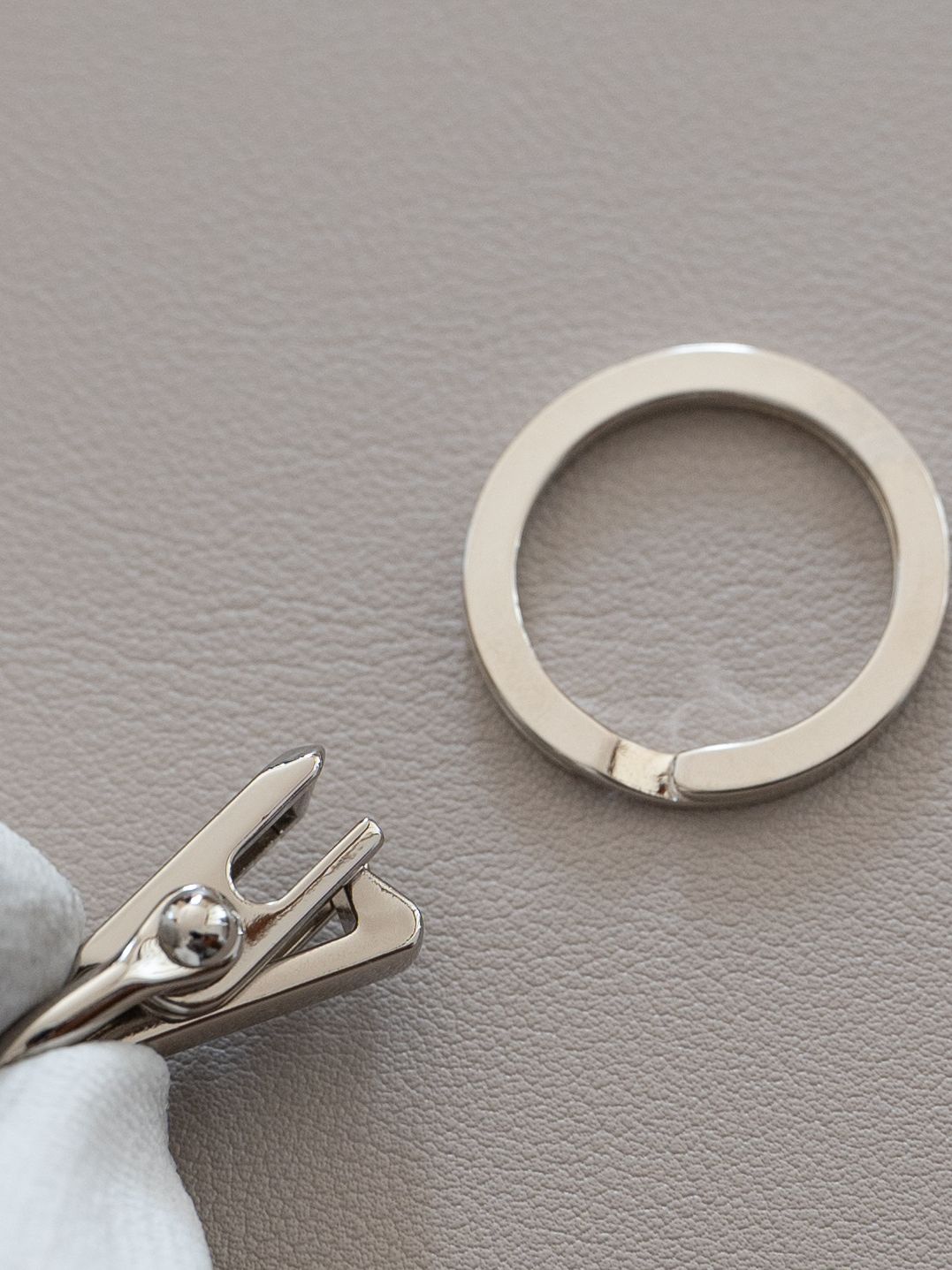 《予約品》 CLIP LEATHER STRAP / クリップ式ネックストラップ / ブラック 【Iroquois.SENTI】