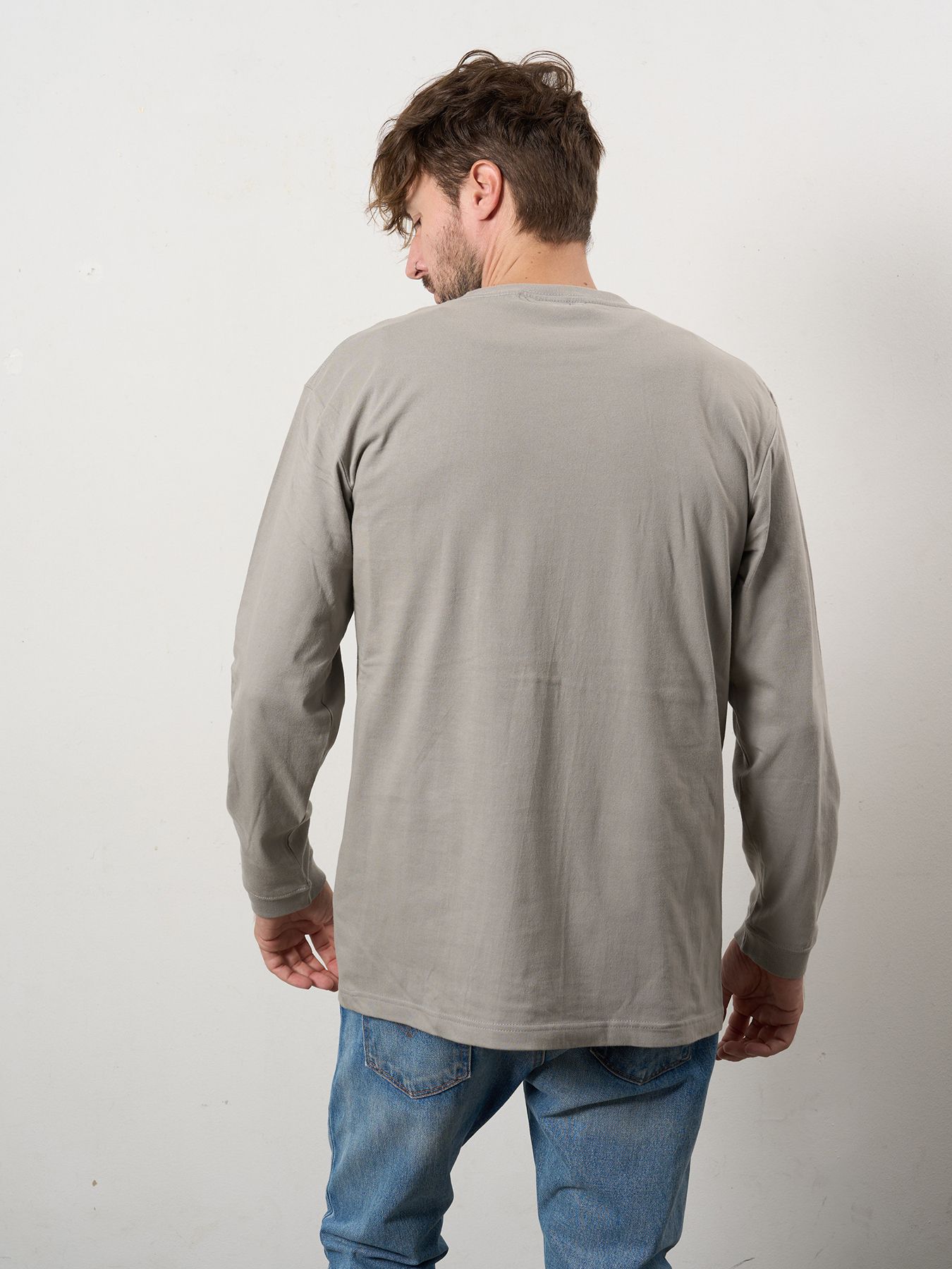 【予約品 10月16日(木) 締切】5.6ozコットン天竺 クレジットグラフィティ＆パッチ LSシャツ / チャコールグレー