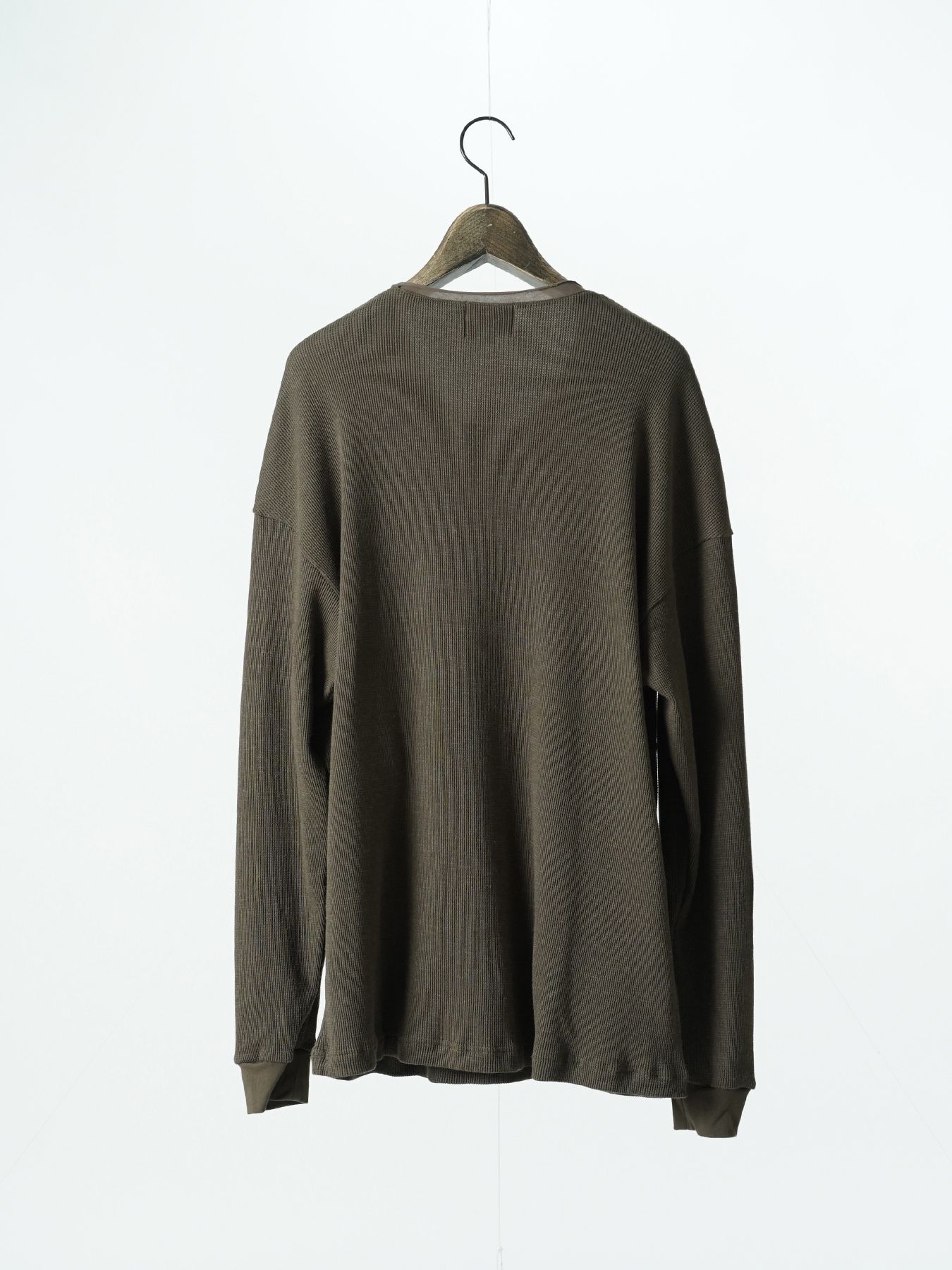 【予約品 5月27日(水) 締切】WOOLTHERMAL-TEE embroidery / アイコン刺繍 ローリングネックTシャツ / オリーブ