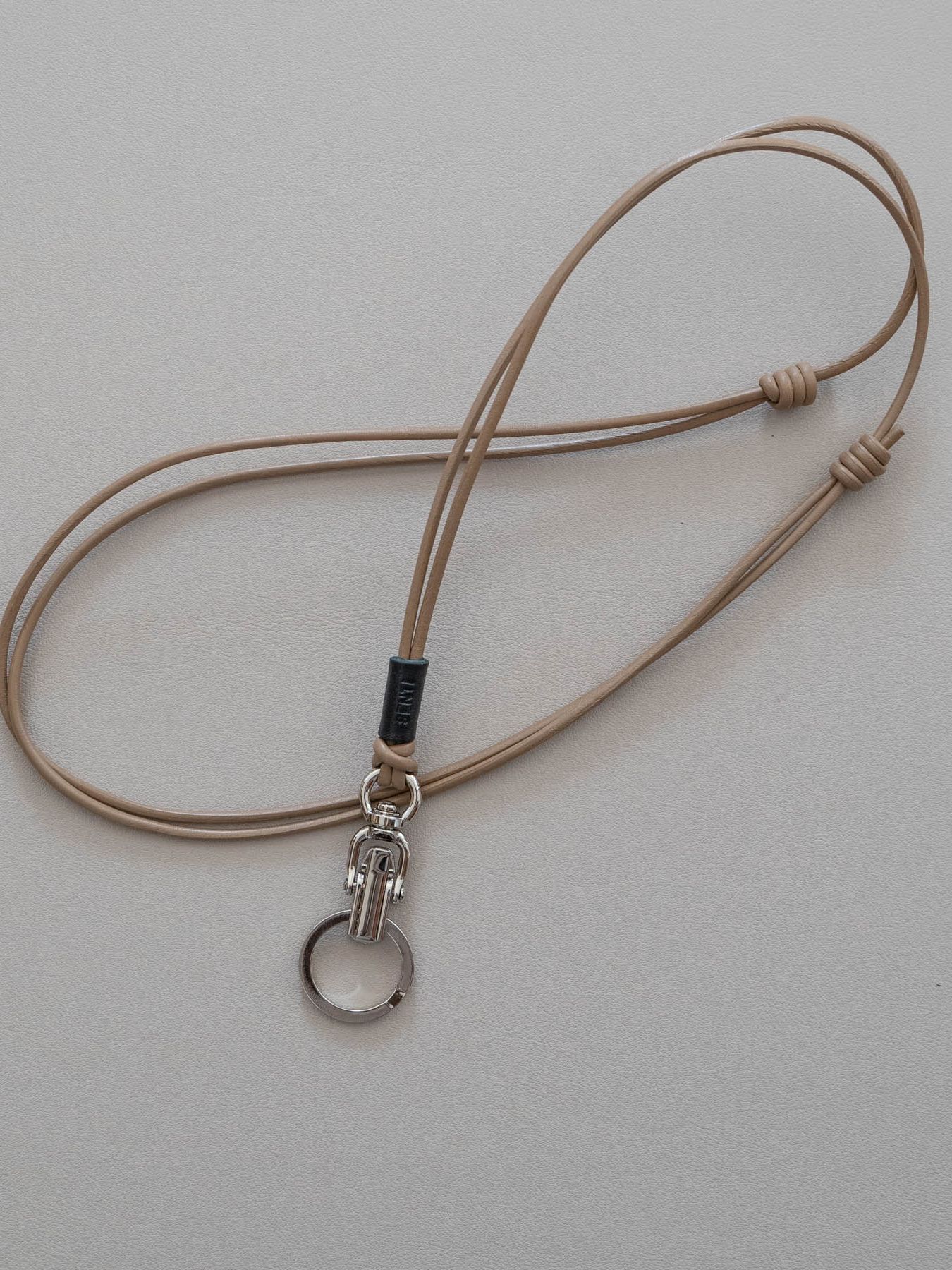 《予約品》 CLIP LEATHER STRAP / クリップ式ネックストラップ / キャメル 【Iroquois.SENTI】