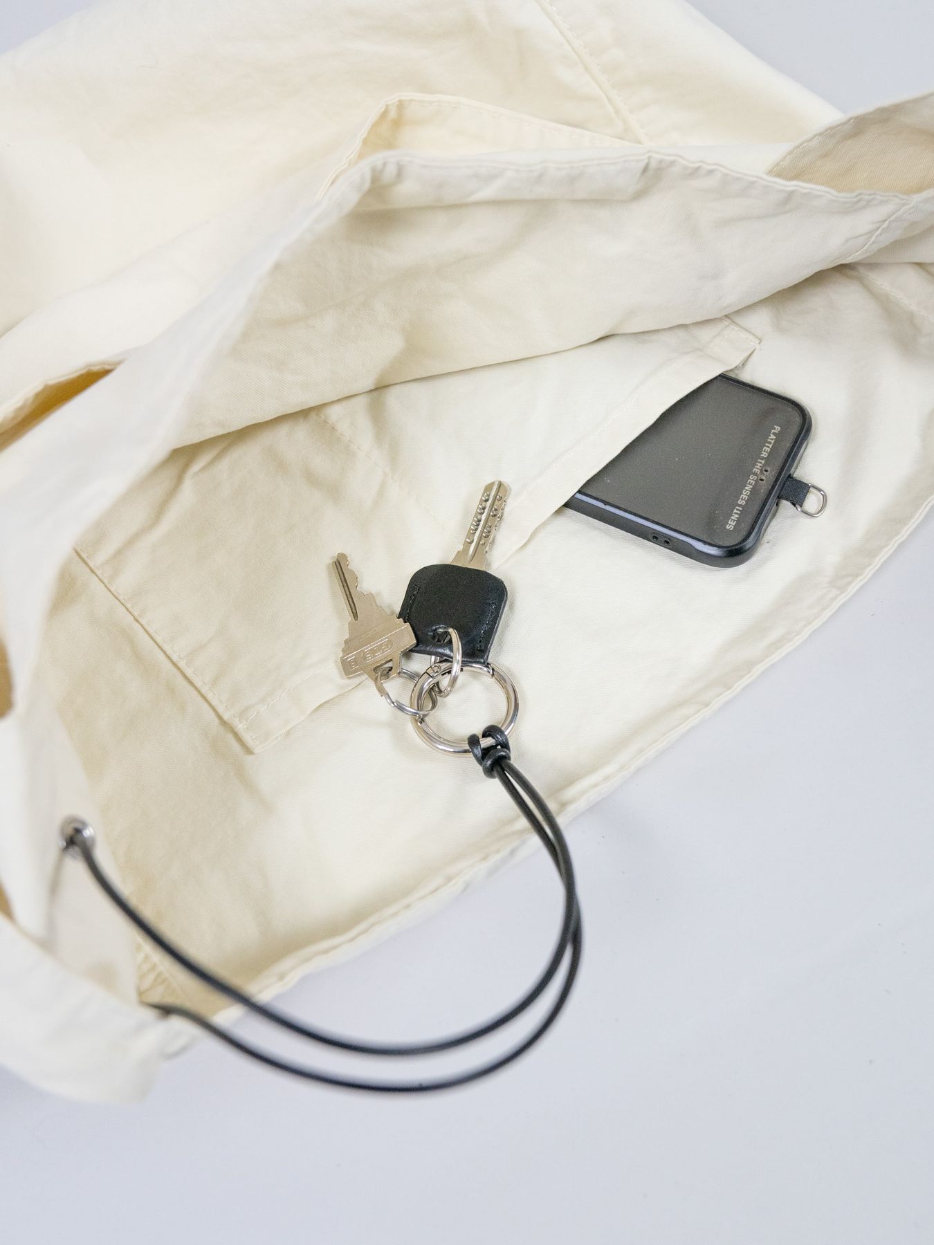 LEATHER CORD SHOULDER BAG / ショルダーバッグ / ホワイト 【Iroquois.SENTI】