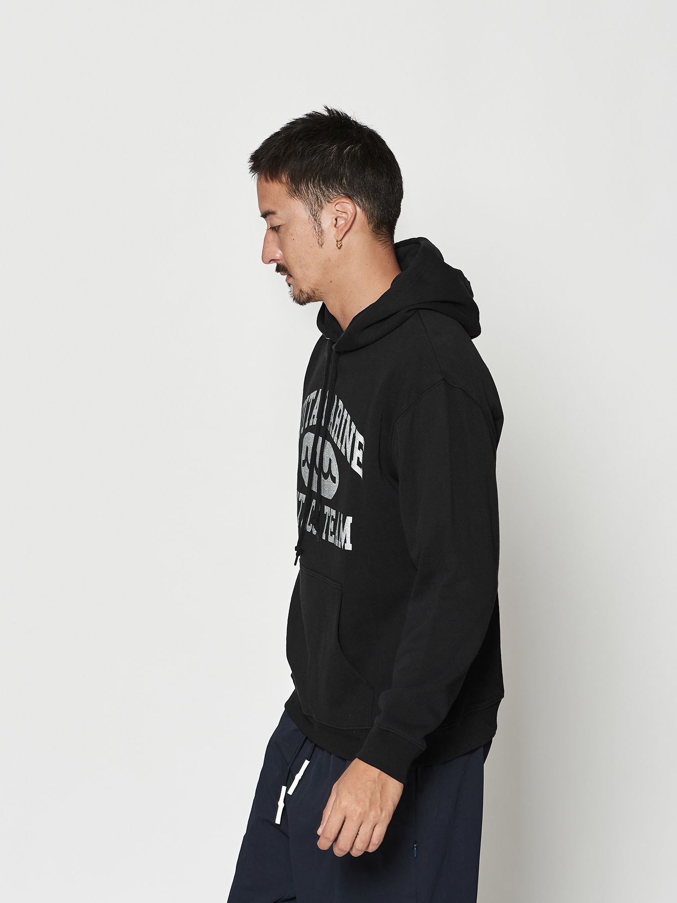 【予約品 10月9日(木) 締切】muta College Logo Hooded Sweatshirt / パーカー / ブラック【Acanthus × muta MARINE】