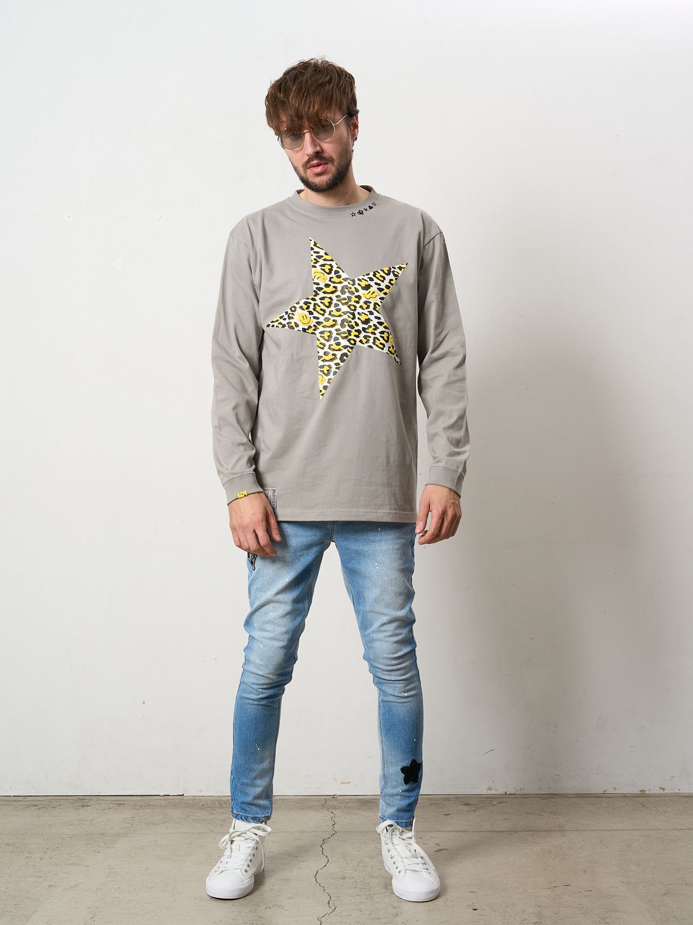 【予約品 5月8日(木) AM10時 締切】 5.6ozコットン天竺 レオパードスタースマイル発泡プリント LS Tシャツ / チャコールグレー