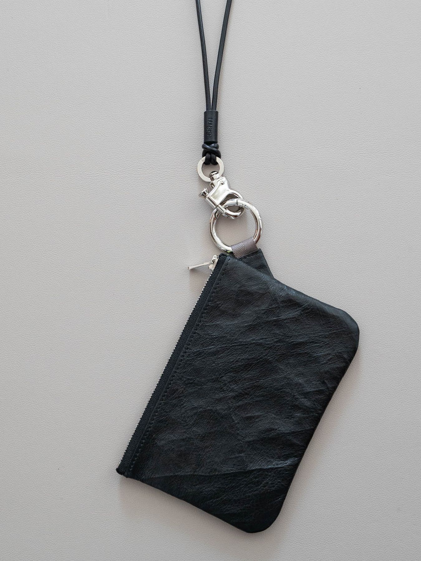 《予約品》 PULL UP LEATHER STRAP / ネックストラップ / ブラック 【Iroquois.SENTI】