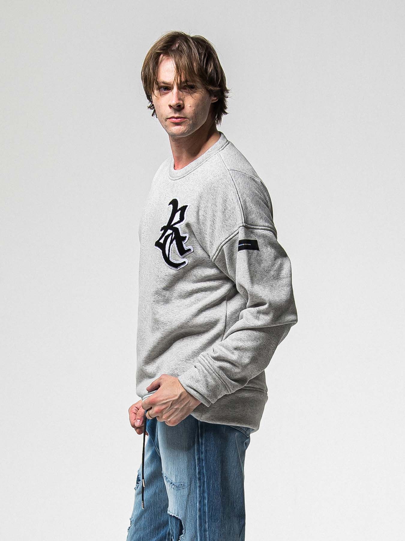 【予約品 8月31日(日) 締切】RC CHENILLE VELOURS FLEECE DROP TRAINER / RCサガラ刺繍ワッペン ベロアフリース ドロップショルダートレーナー / グレー