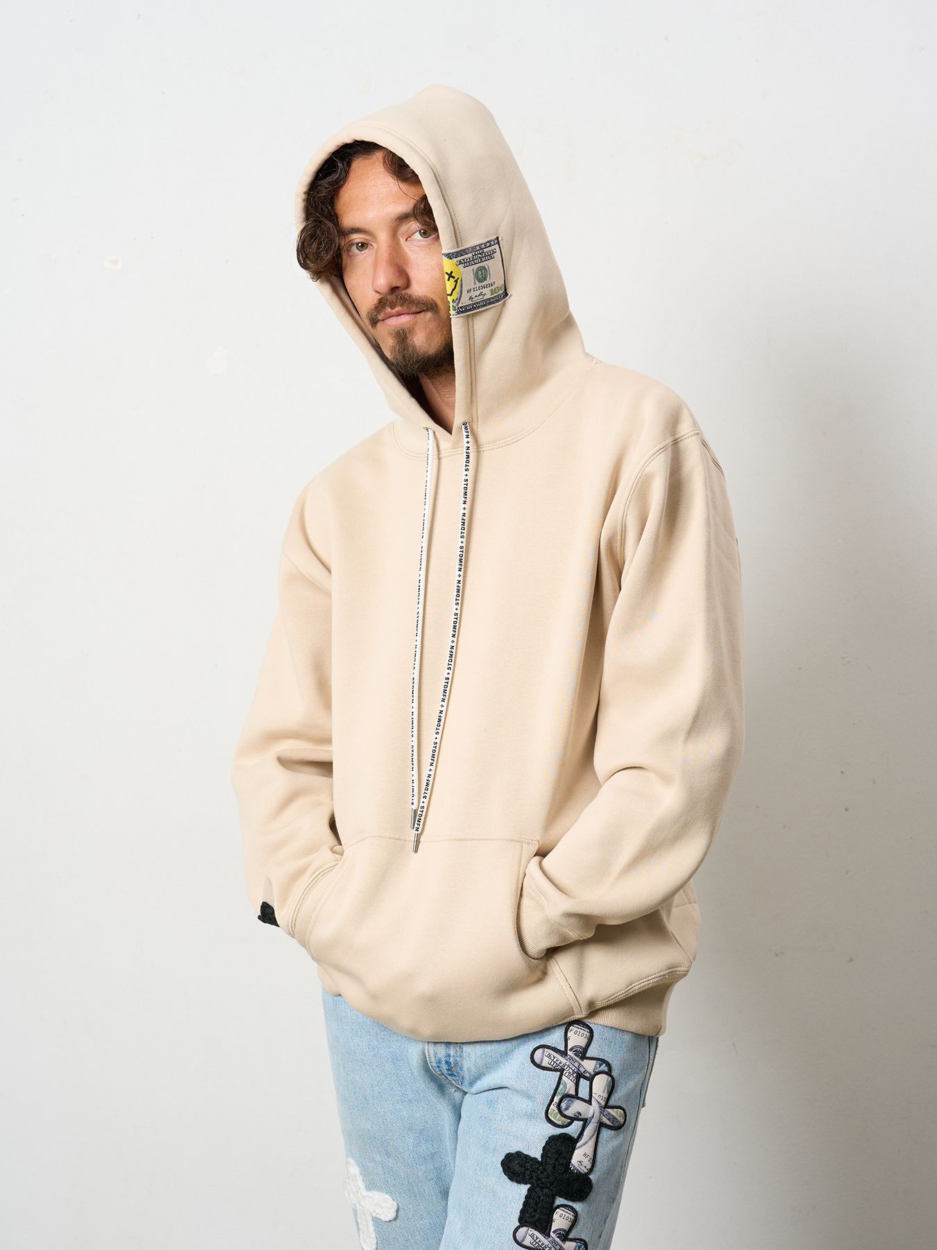 【予約品 5月8日(木) AM10時 締切】 TC裏毛起毛 ラベル&スマイル発泡プリントマルチパッチワーク プルパーカー / ベージュ