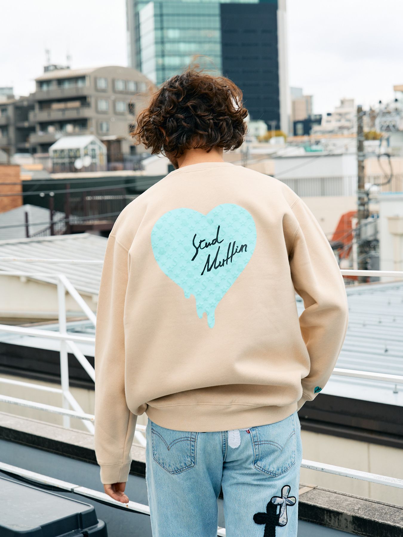 【予約品 5月8日(木) AM10時 締切】 TC裏毛起毛 スターグラムハート発泡プリント ロゴ刺繍 スウェットシャツ / ベージュ