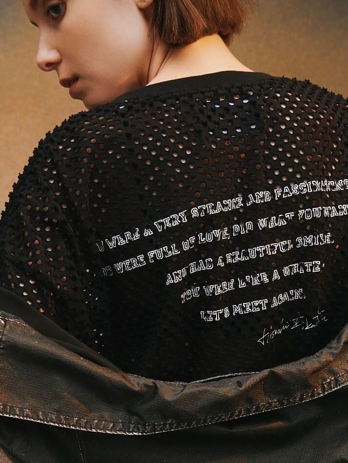 HOLE CUT PRINTED T-SHIRT / ブラック