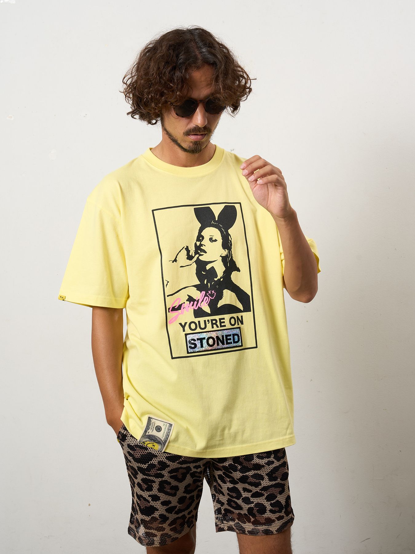 【予約品 10月16日(木) 締切】5.6ozコットン天竺 YOU'RE ON STONEDシークイン SSシャツ / イエロー