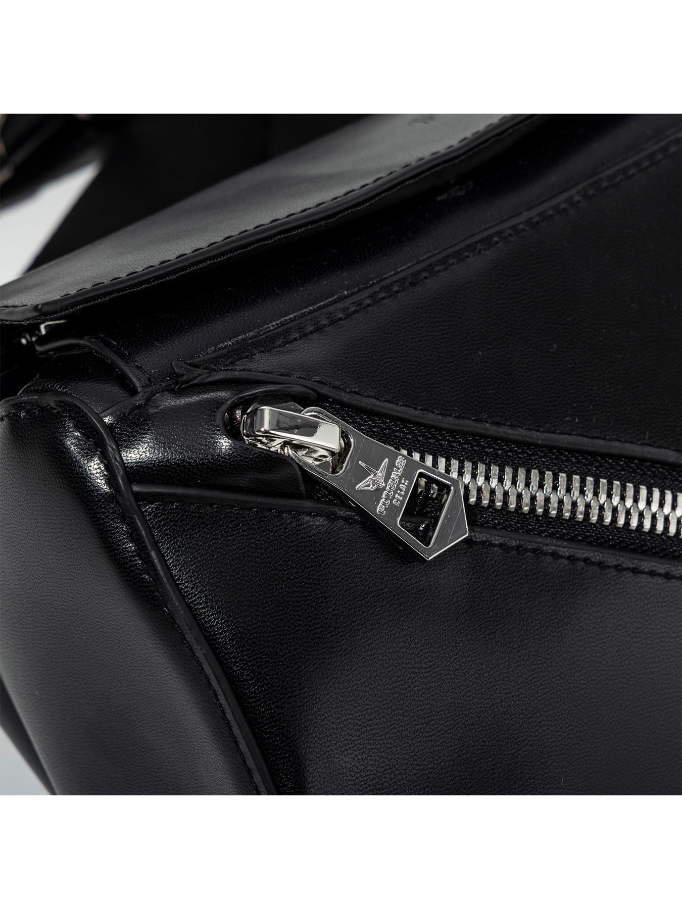 BOX BODY BAG / ブラック