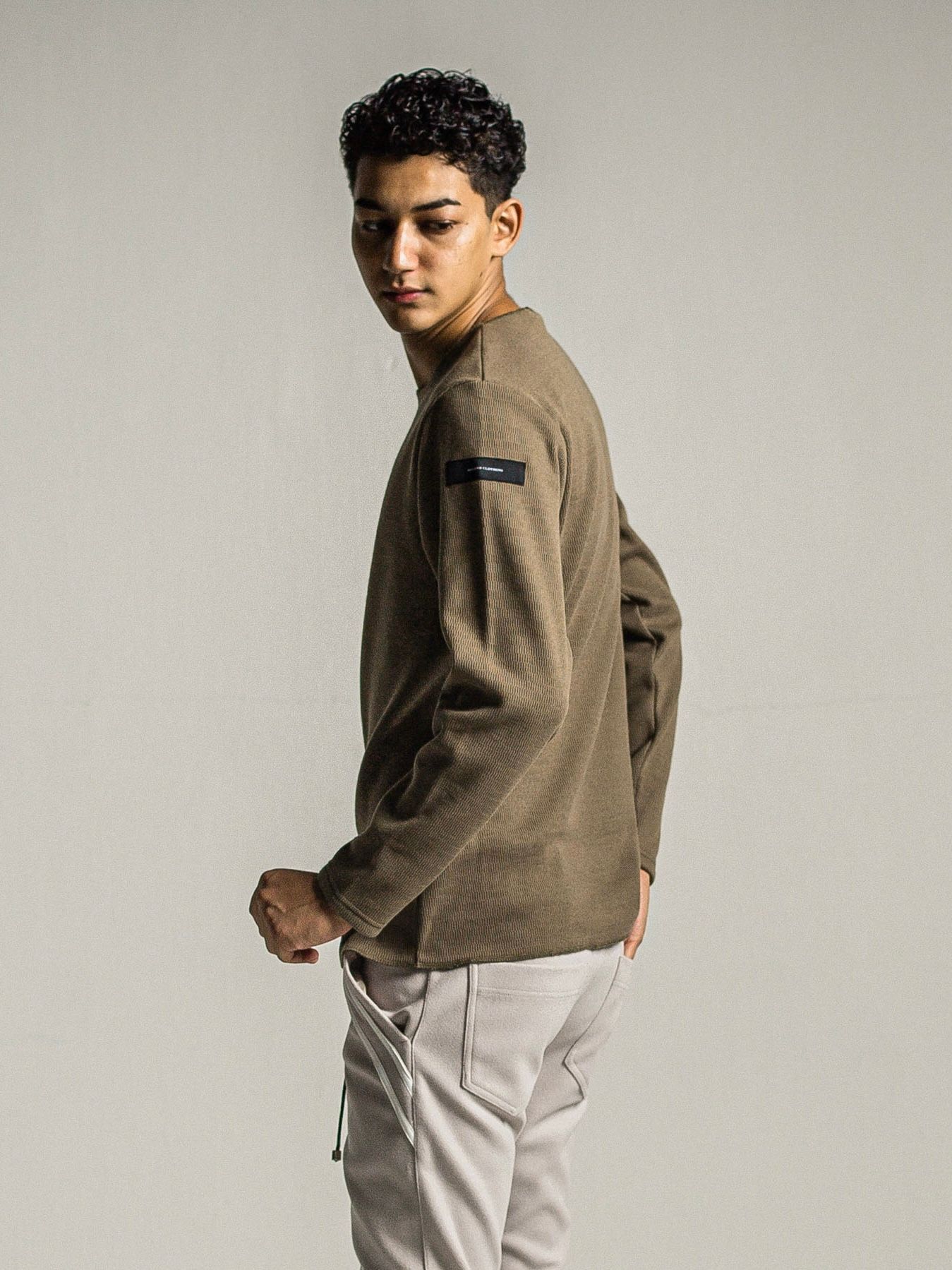 《予約9月1日18時締め》 fleece neo thermal / 肩ロゴ刺繡入り裏地特殊起毛ベロアフリースサーマル / カーキ