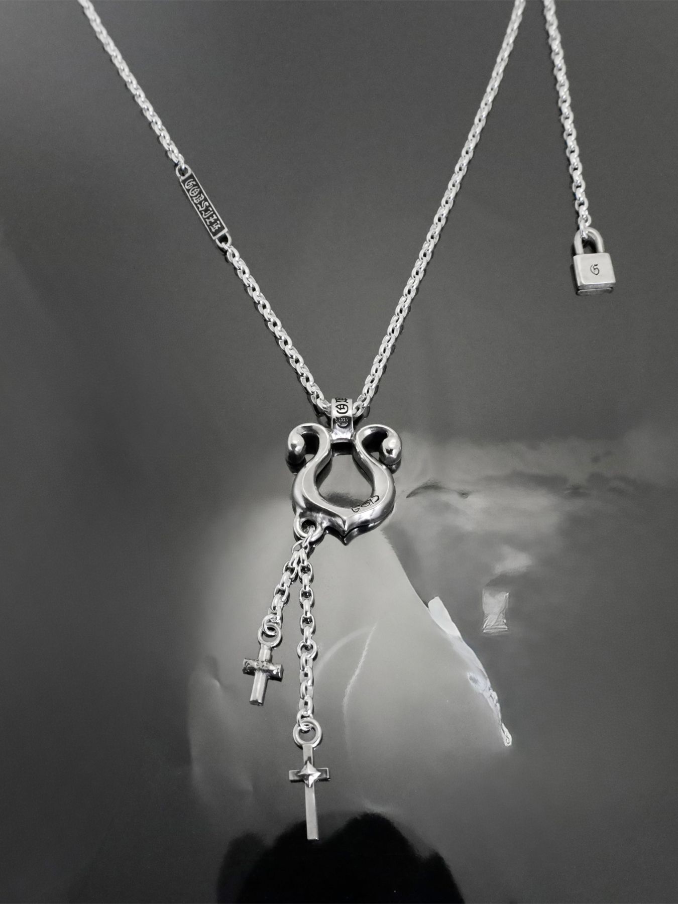 《受注生産》RHYTHMIC HORSESHOE LARGE with CROSSES NECKLACE #1 with GODSIZE® I.D. TAG / リズミックホースシュー・L ウィズ クロス #1ネックレス ゴッドサイズ® I.D.タグ / 注文から2～3週間後入荷予定