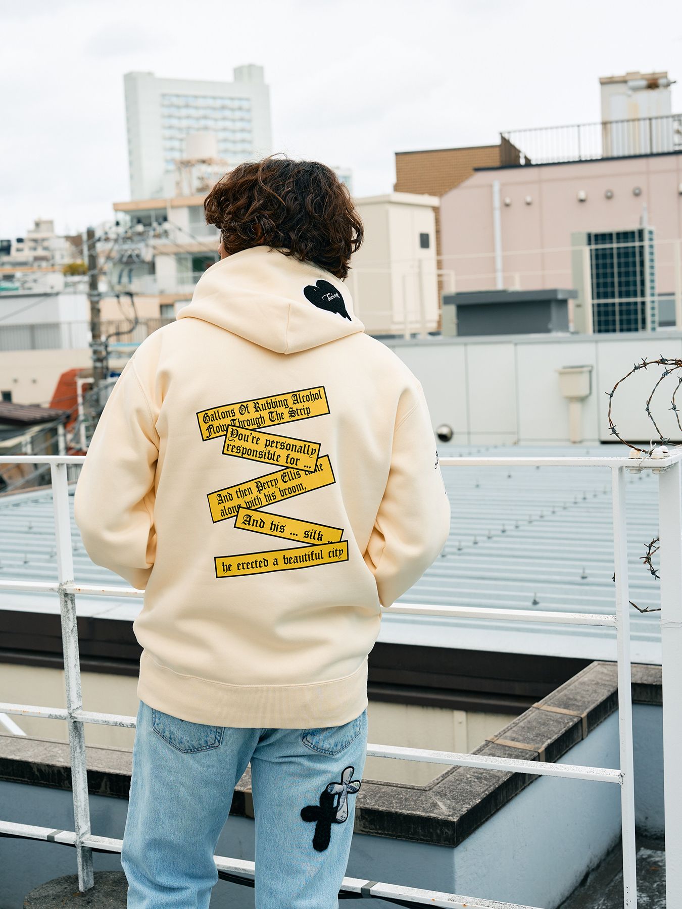【予約品 5月8日(木) AM10時 締切】 TC裏毛起毛 リリックリボン&MUSICプリントハートサガラパッチワーク プルオーバー パーカー / ナチュラルベージュ