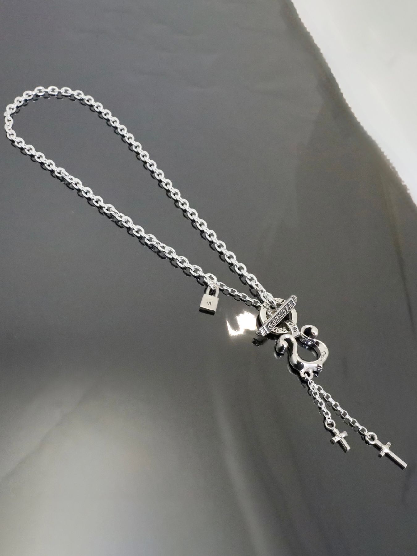 《受注生産》RHYTHMIC HORSESHOE LARGE with CROSSES T-BAR NECKLACE / リズミックホースシュー・L ウィズ クロス Tバー ネックレス / 注文から2～3週間後入荷予定