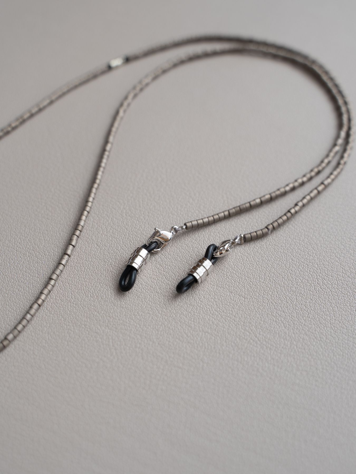 《予約品》 BEADS GLASS CORD&NECKLACE / グラスコード&ネックレス / グレー 【Iroquois.SENTI】