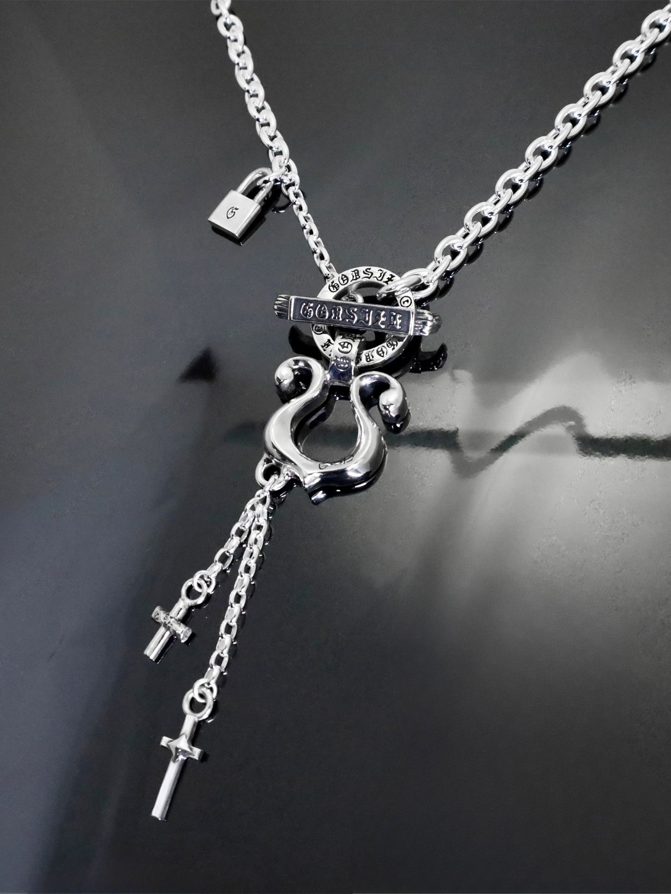 《受注生産》RHYTHMIC HORSESHOE LARGE with CROSSES T-BAR NECKLACE / リズミックホースシュー・L ウィズ クロス Tバー ネックレス / 注文から2～3週間後入荷予定