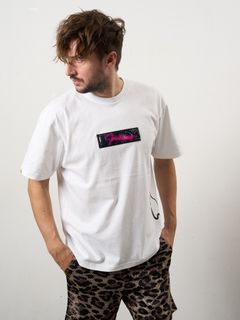 【予約品 10月16日(木) 締切】5.6ozコットン天竺 クレジットシークイン&ドリップスマイル SSシャツ / ホワイト