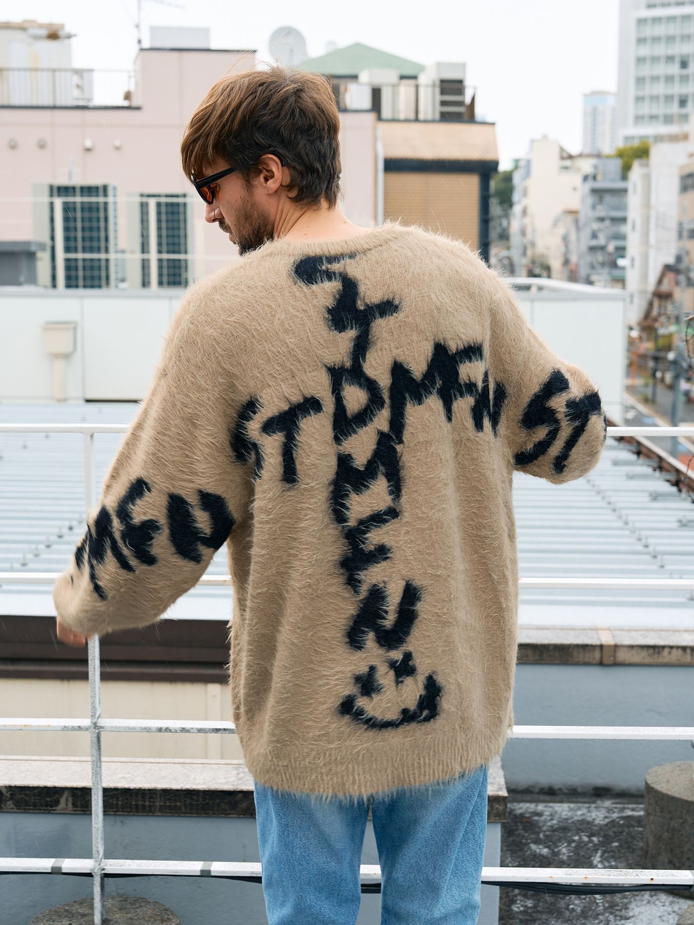【予約品 5月8日(木) AM10時 締切】 ナイロンフェザーヤーン ビックロゴクロスインターシャシャギープルオーバー / ベージュ