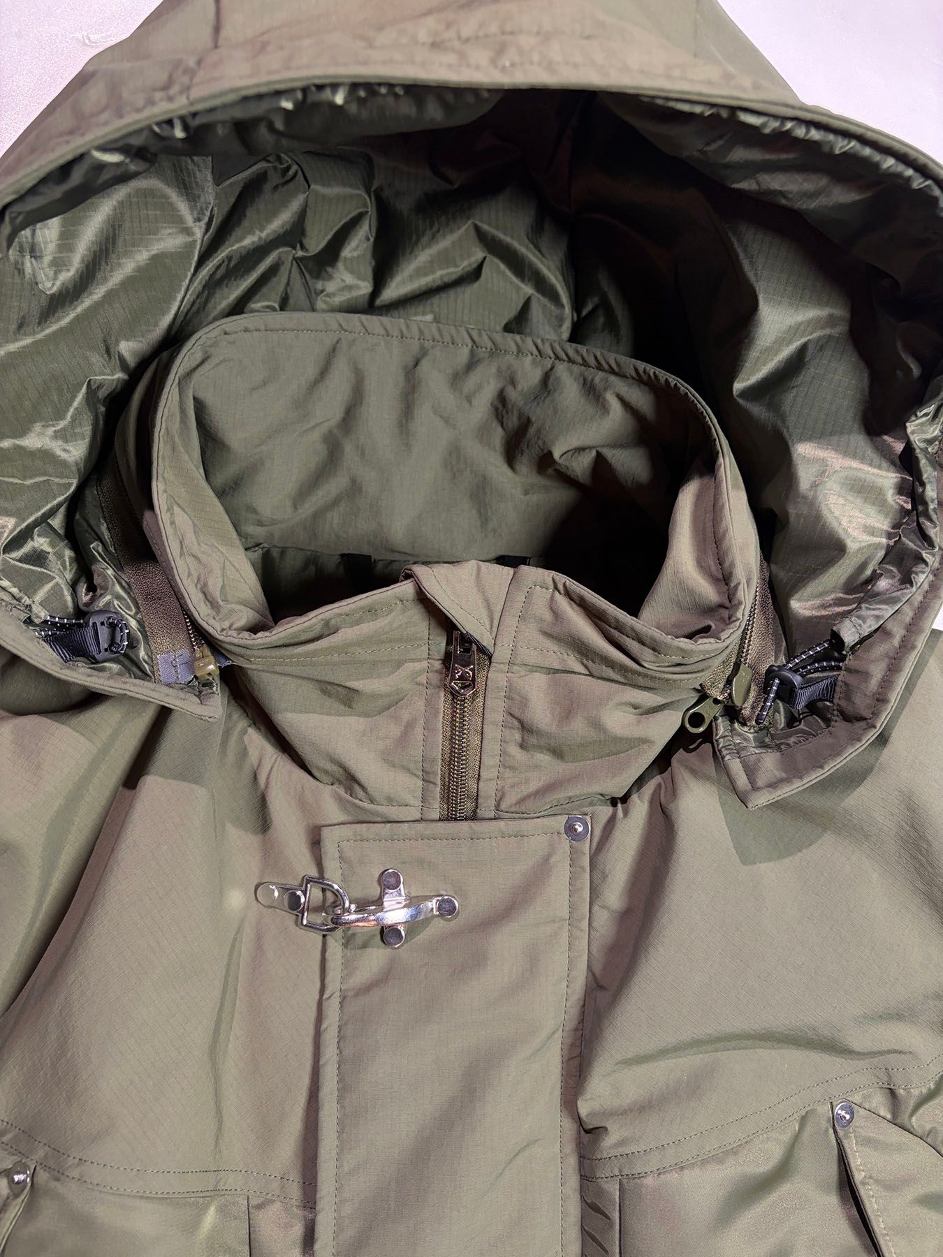 【予約品 3月9日(月) 18:00 締切】WILD THINGS コラボ - ×WILD THINGS EMB / ショートモンスターパーカー / 背中刺繍あり / カーキ