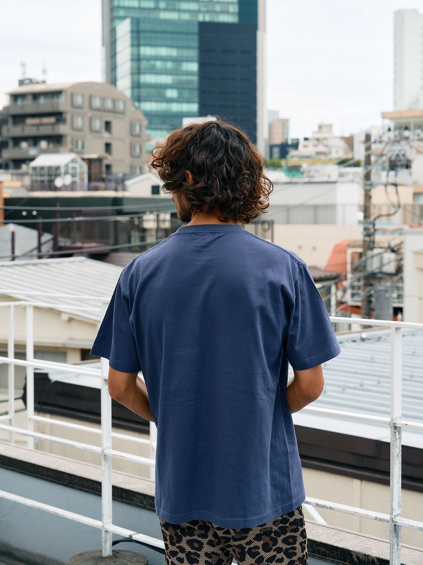 【予約品 10月16日(木) 締切】5.6ozコットン天竺  メッセージスター箔プリント SSシャツ / パープル