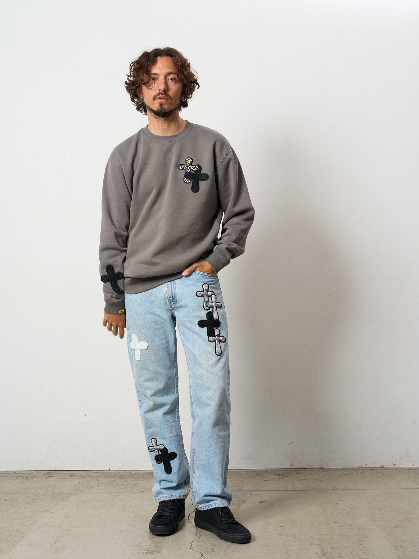 【予約品 5月8日(木) AM10時 締切】 TC裏毛起毛 ロゴクロス発泡プリント&クロスパッチワーク スウェットシャツ / チャコールグレー