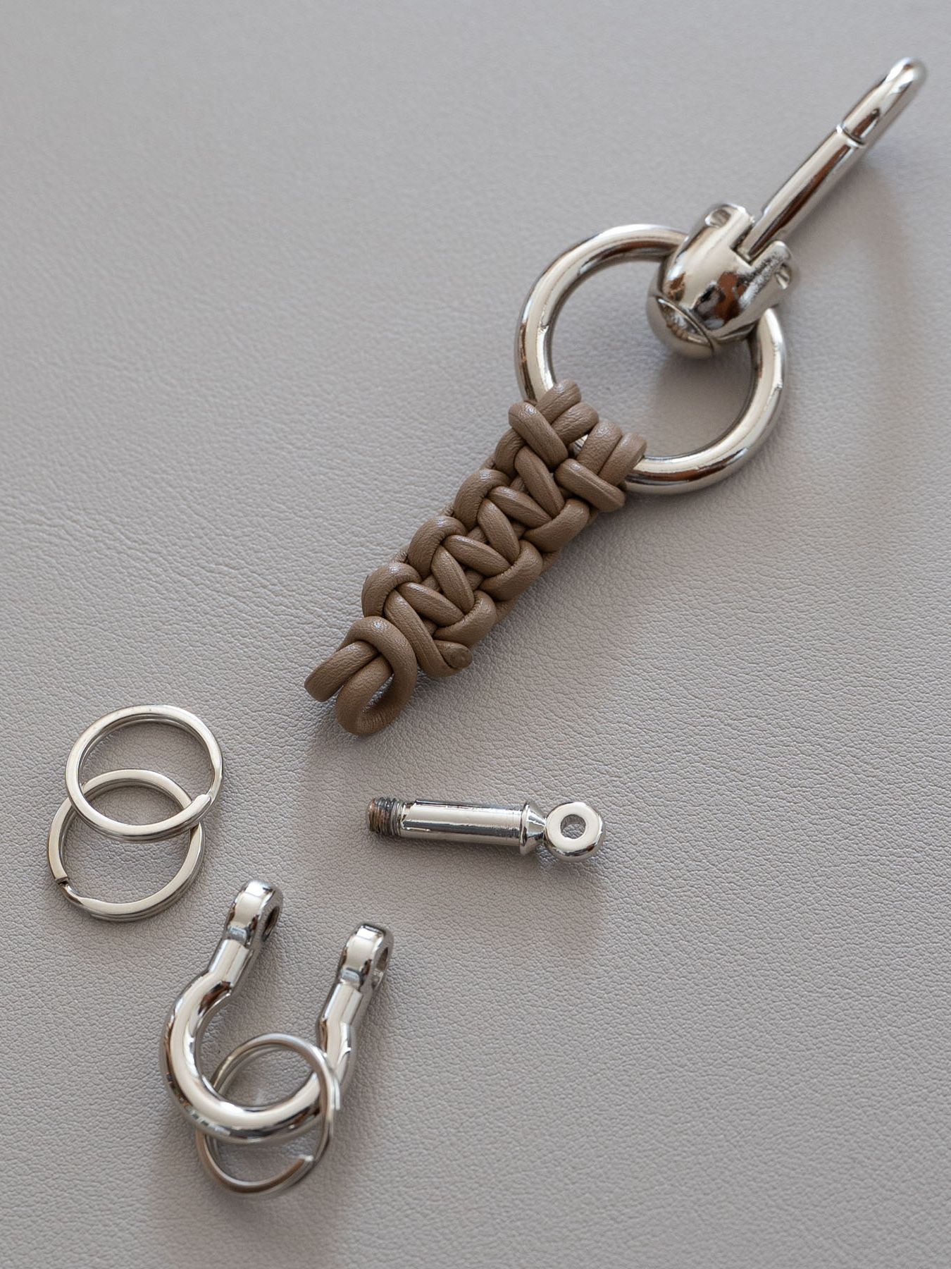 《予約品》 LEATHER BRAID KEY HOLDER / キーホルダー / キャメル 【Iroquois.SENTI】