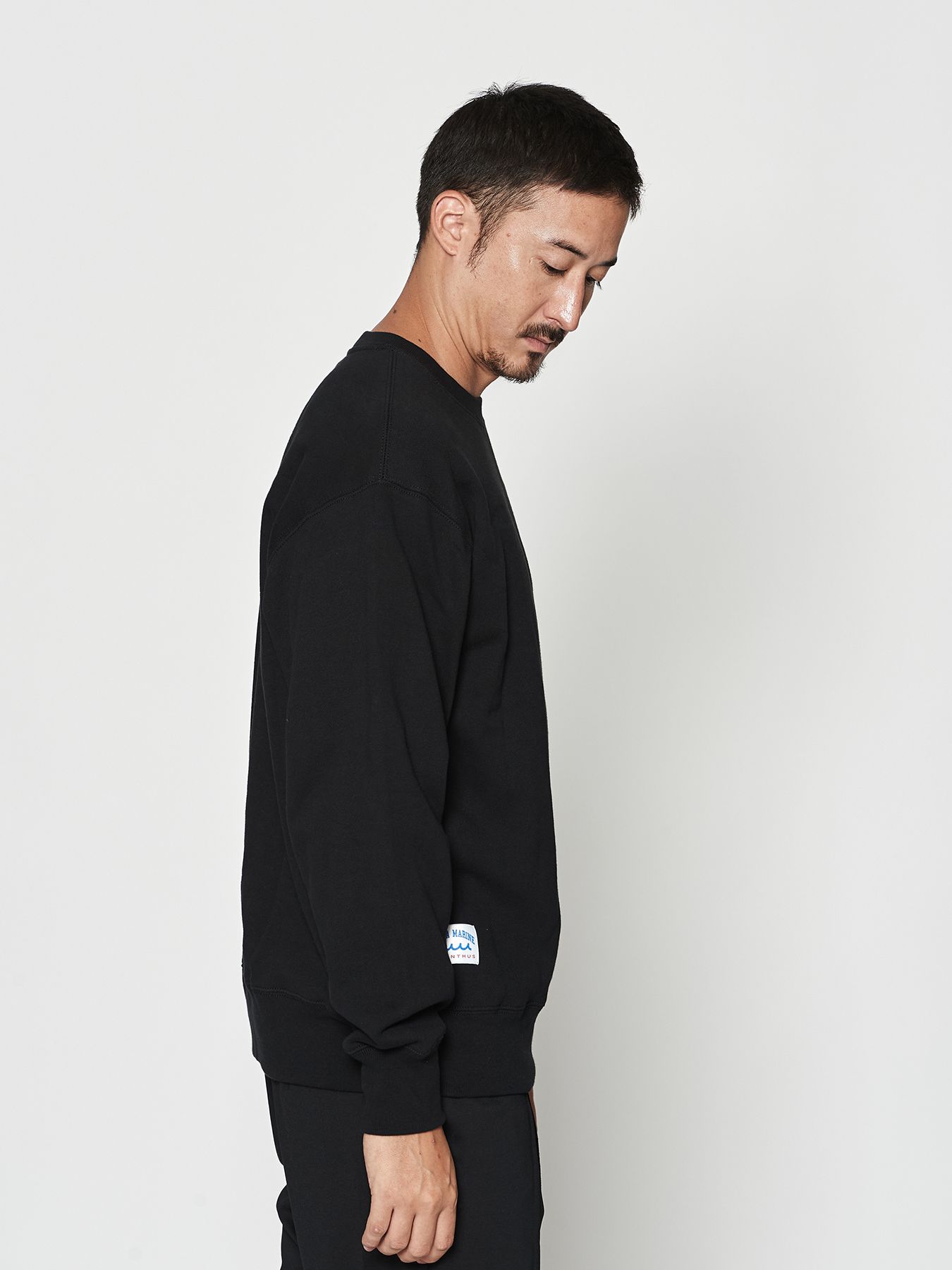【予約品 10月9日(木) 締切】muta Old Logo Crewneck / スウェット / ブラック【Acanthus × muta MARINE】