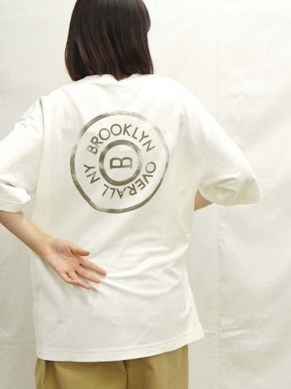 タックボタンプリントTシャツ / ホワイト