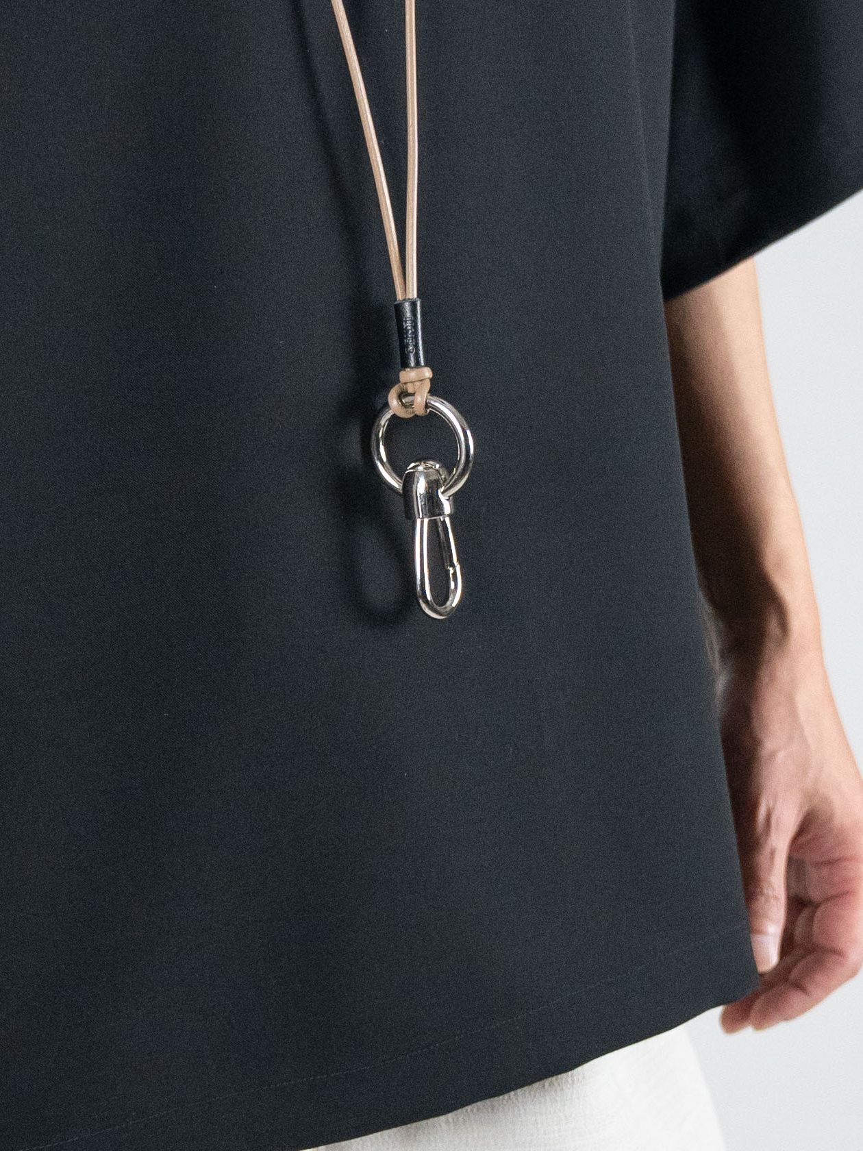 《予約品》 HOOK CARABINER LEATHER STRAP / フック式ネックストラップ / キャメル 【Iroquois.SENTI】